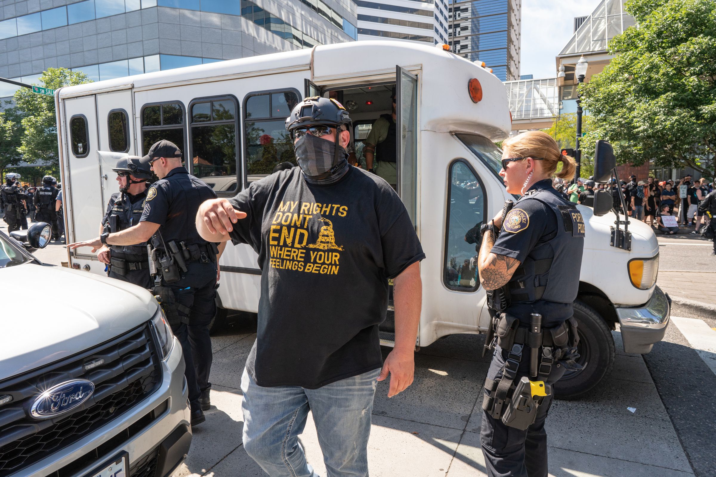 A Proud Boys leader ushers far right protesters onto a bus...
