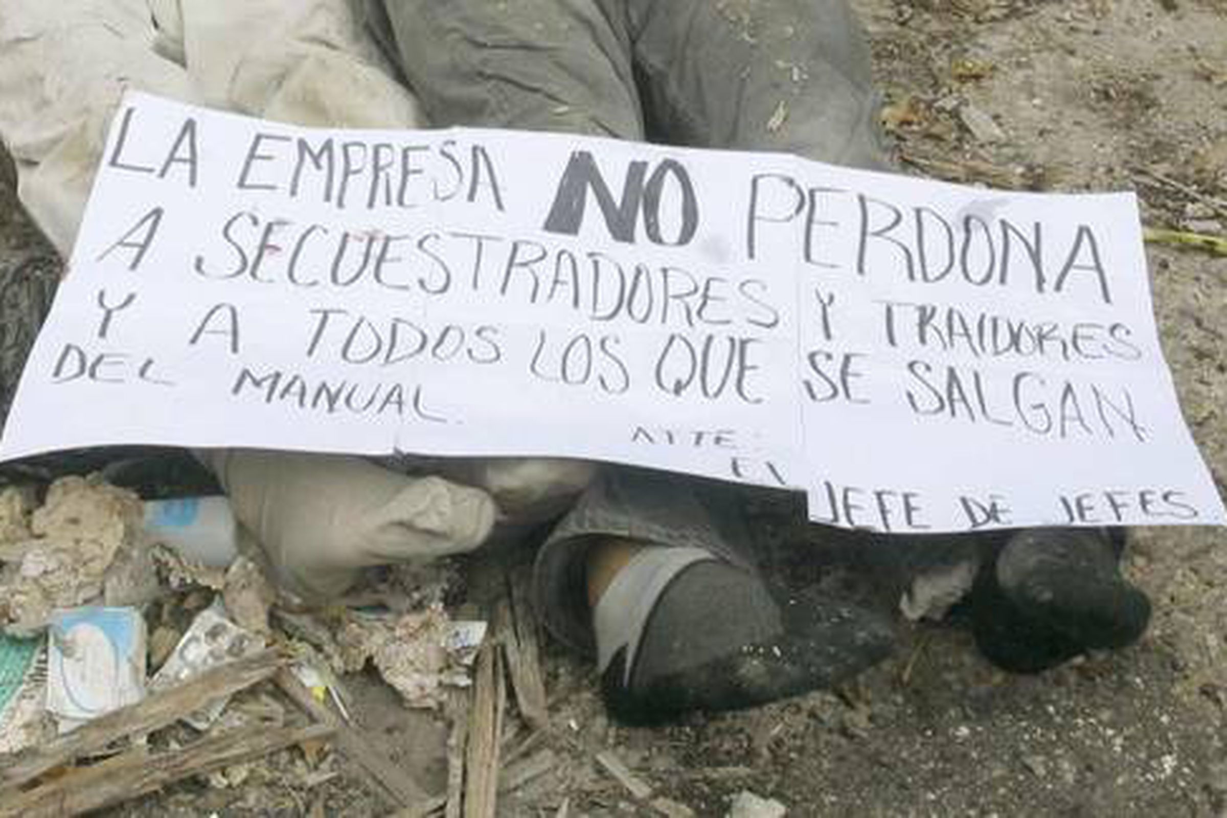 A banner left at the seeking of a cartel killing. Translated to English, it reads, in part, "This is what happens to thieves, kidnappers and traitors."