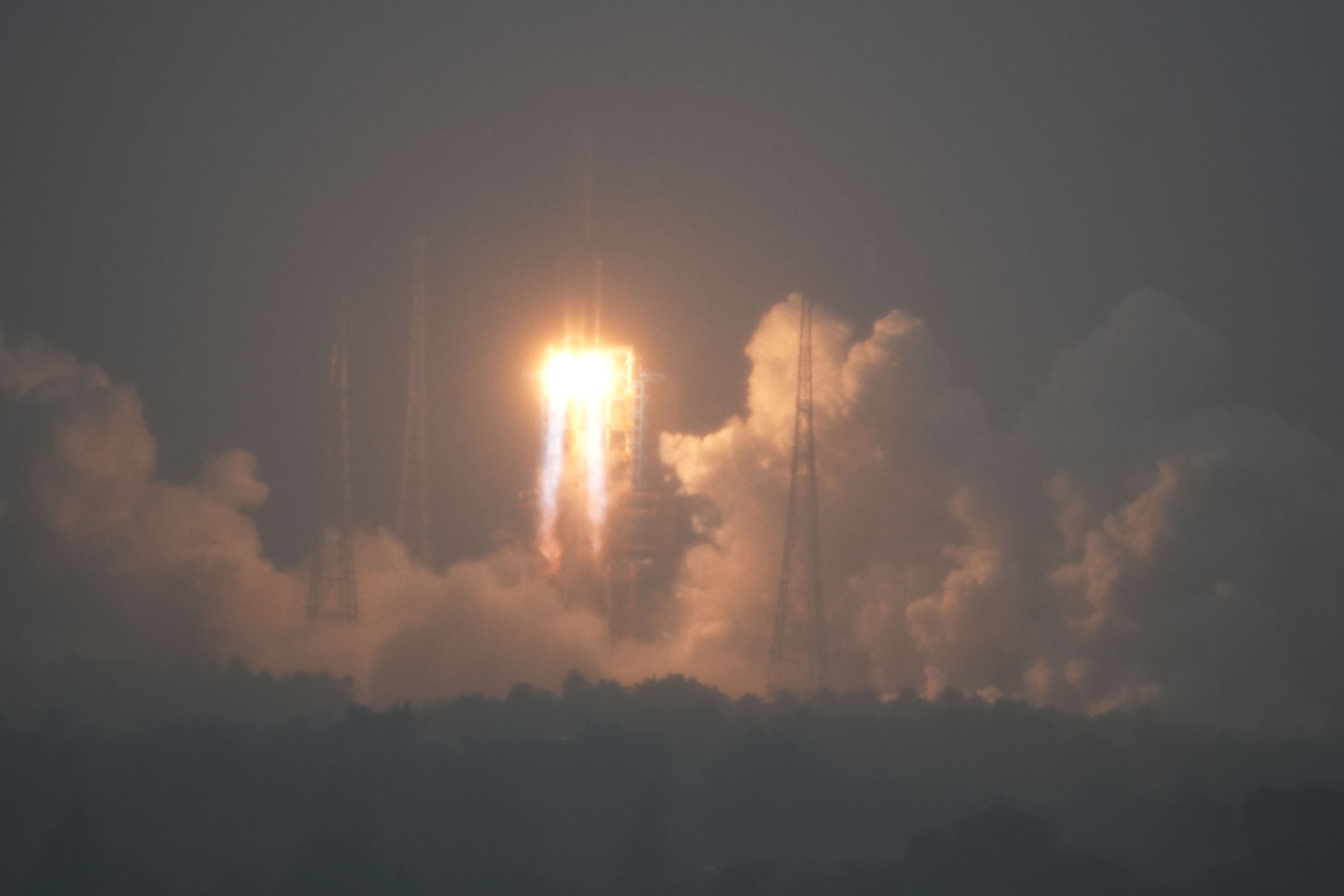 A photo showing the launch of China’s Chang ‘e-6 probe