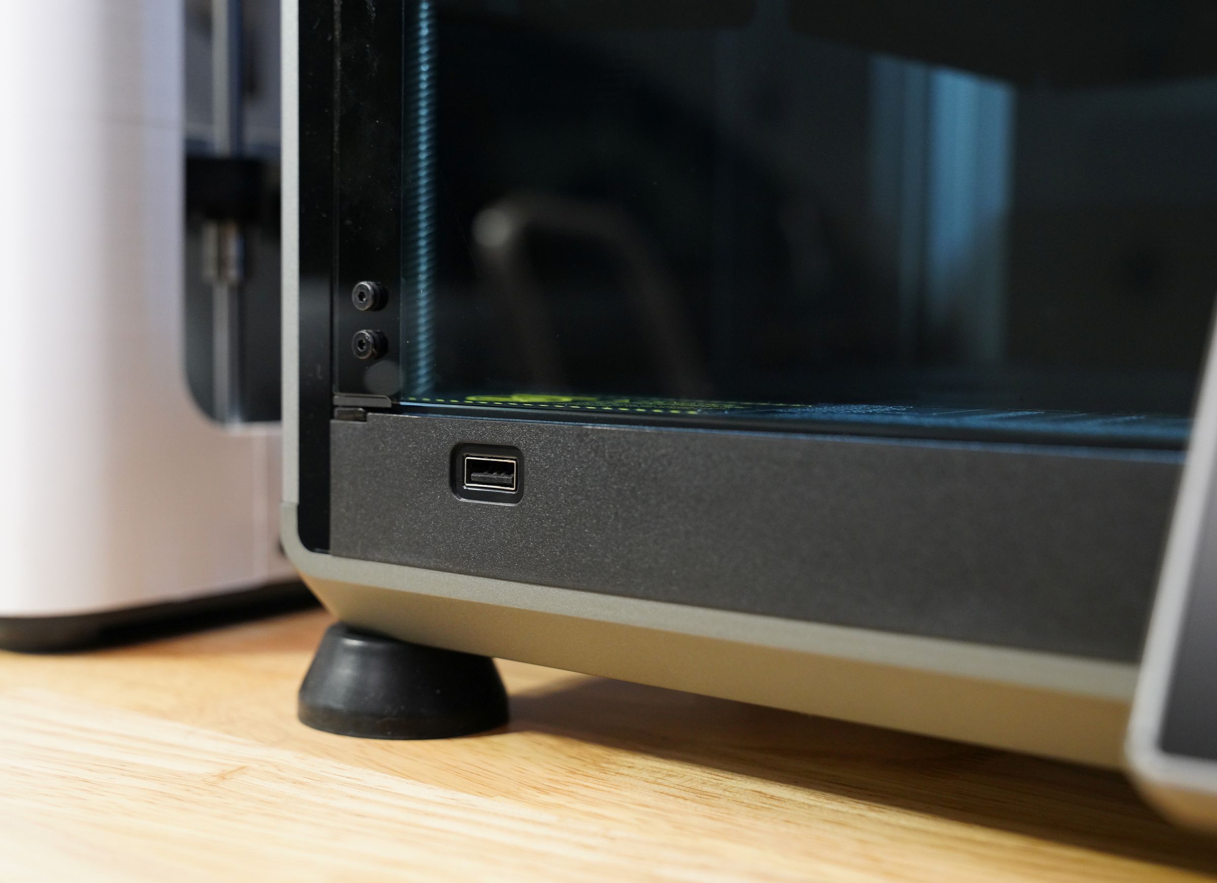 Creality’s K1C comes with a USB port and anti-vibration feet.