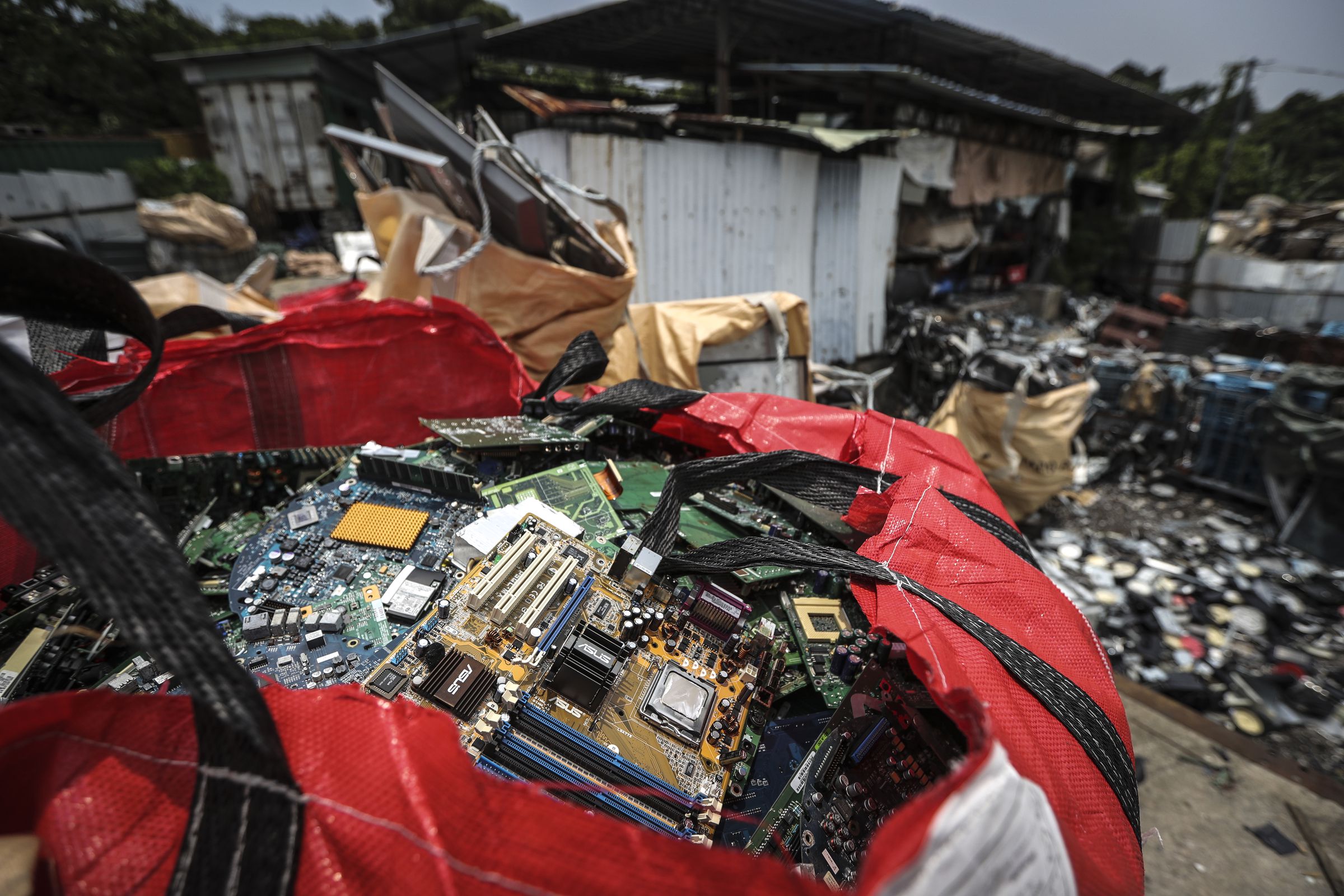 Illegal e-waste dumping grounds in Yuen Long. [No. 3] . 09JUL16 SCMP/ Bruce Yan