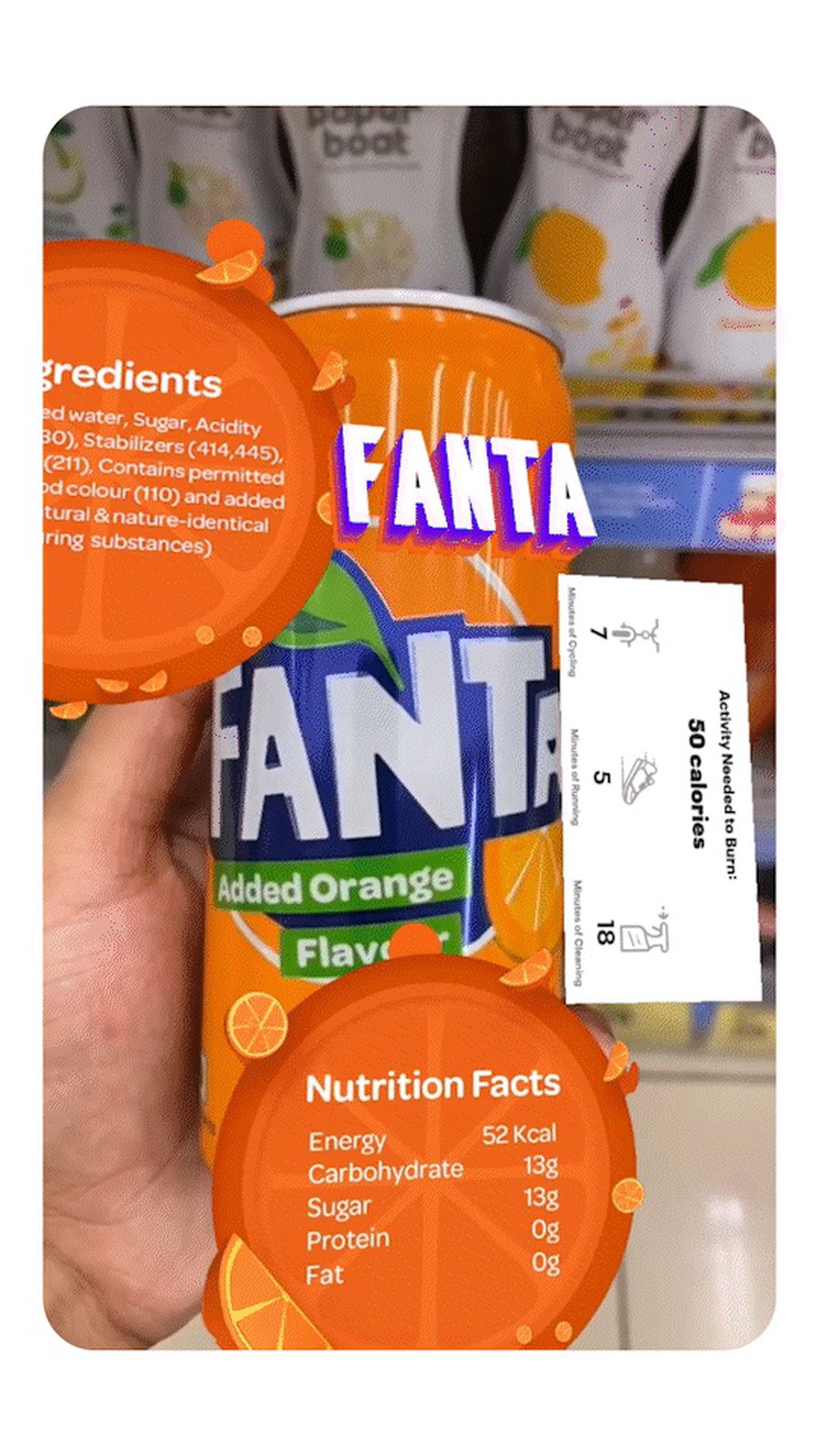 Bir Fanta kutusu, fiziksel kutunun etrafında beliren sanal malzemeleri ve beslenme etiketlerini gösteriyor.