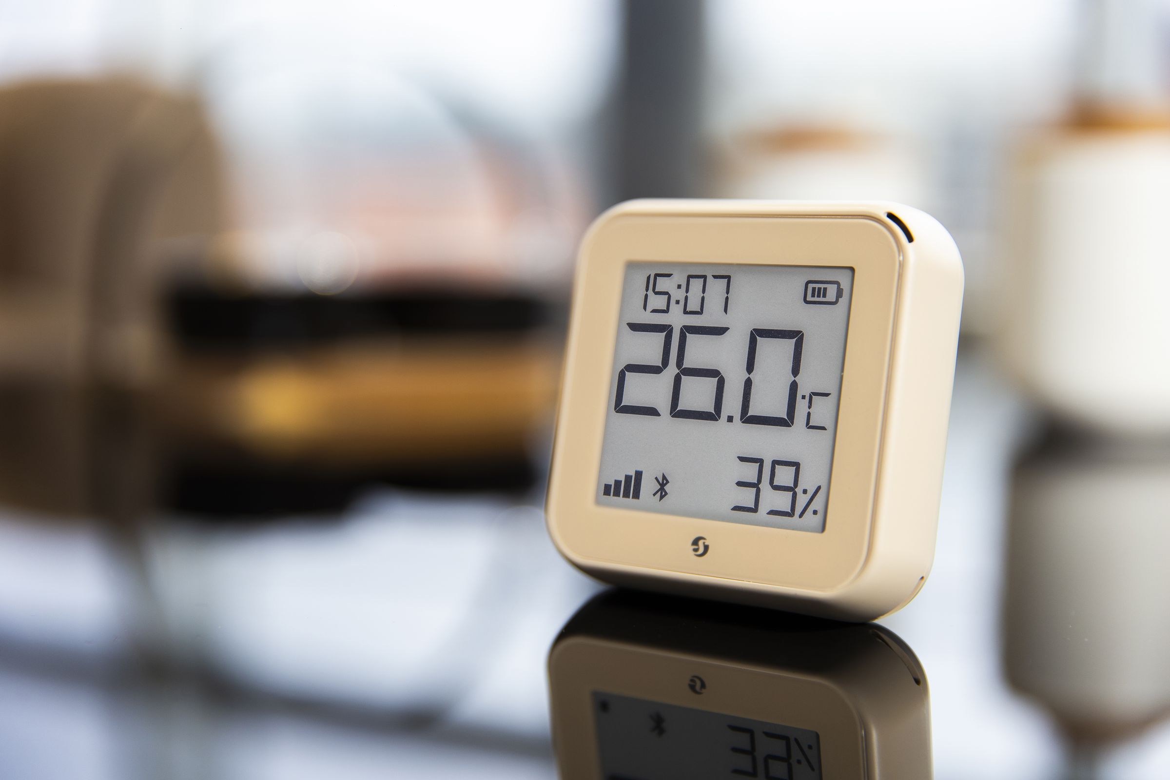 Shelly’s new humidity and temperature sensor comes in black, white (ivory), and mocha. It features a clock on its e-paper display and can be upgraded to Matter.