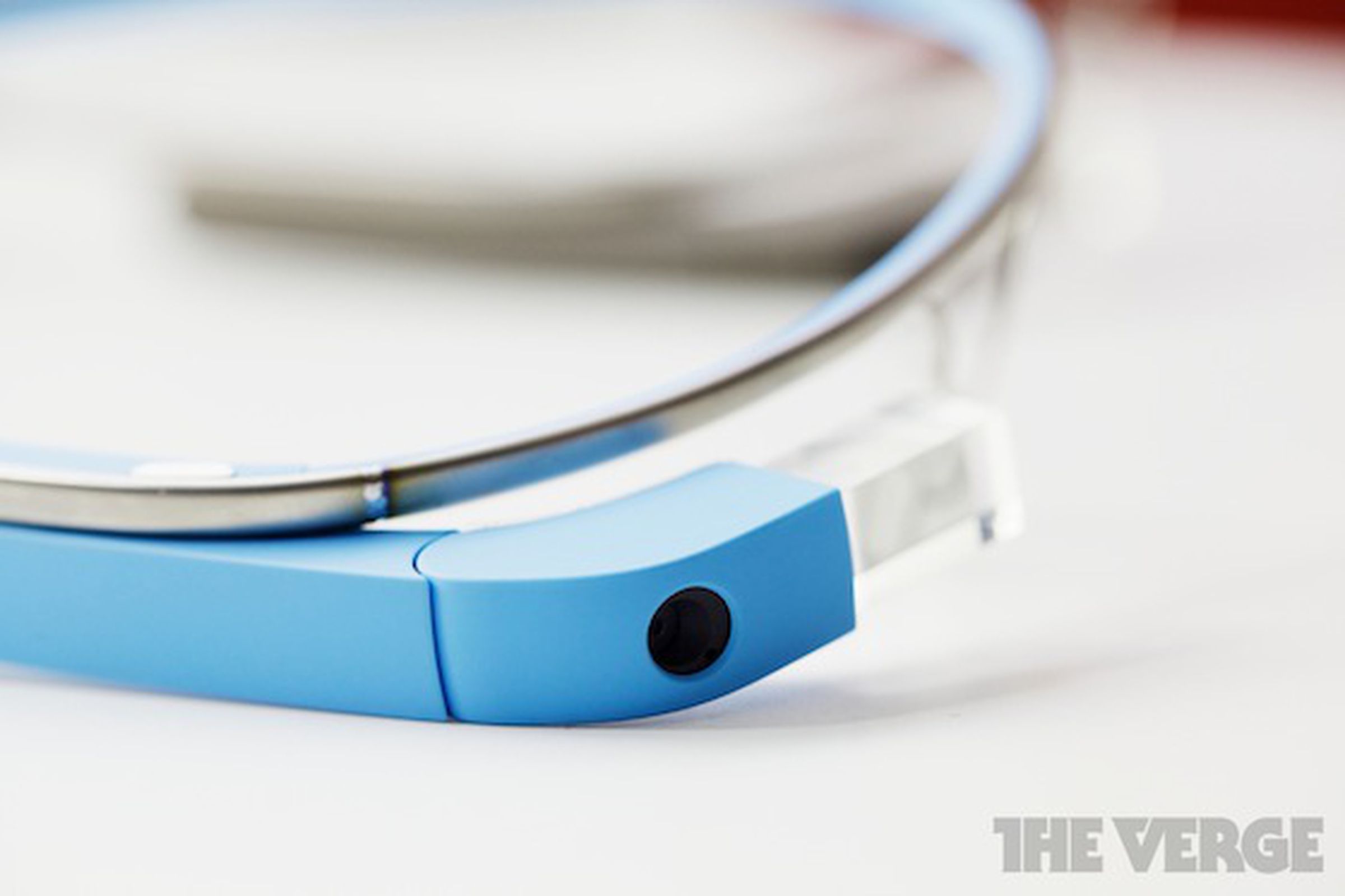 Google Glass blue 560px (STOCK)
