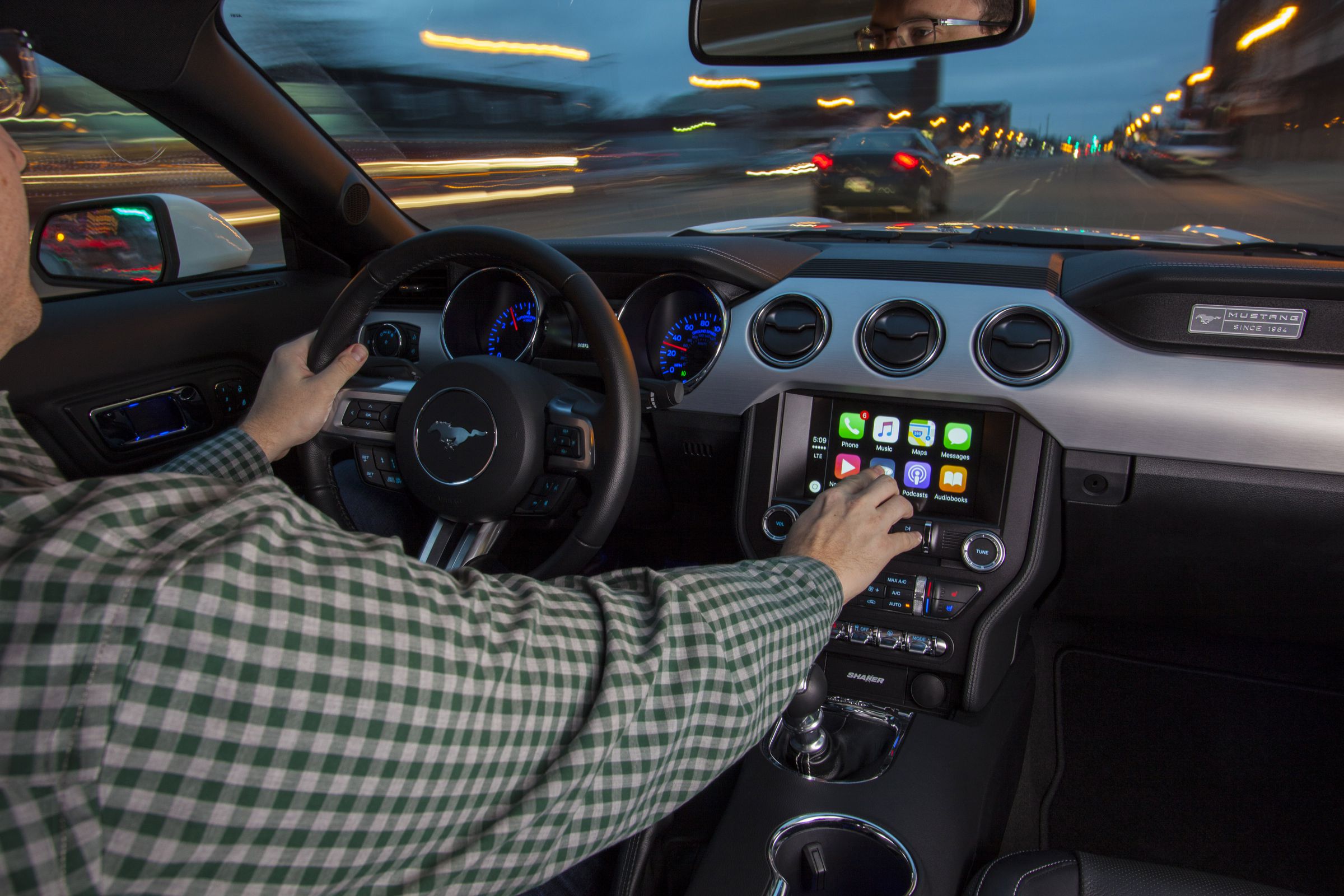 Андроид авто список авто. CARPLAY. Мультимедиа в авто. CARPLAY Android auto. Apple технологии в машинах.