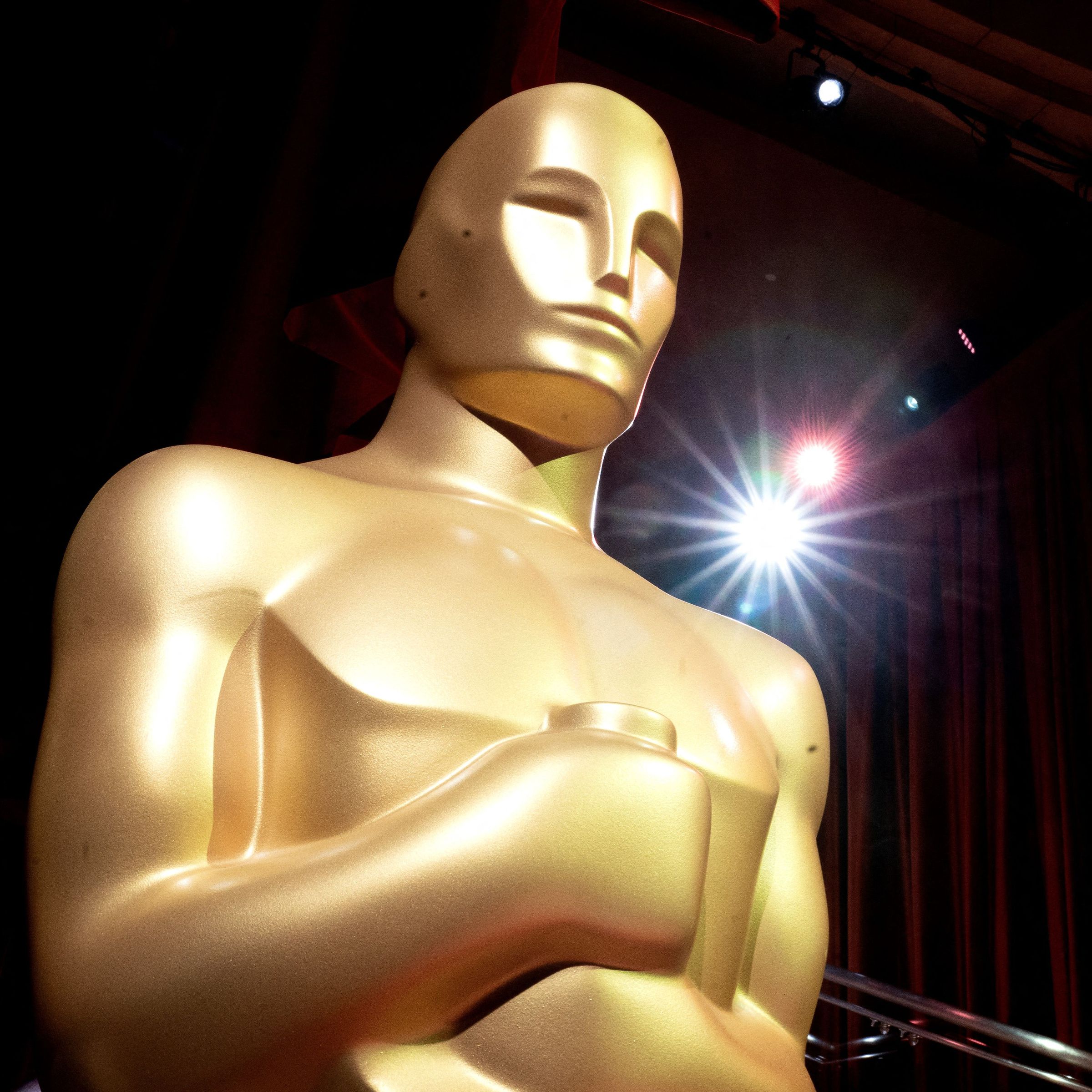 A photo showing a close-up of the Oscars statue