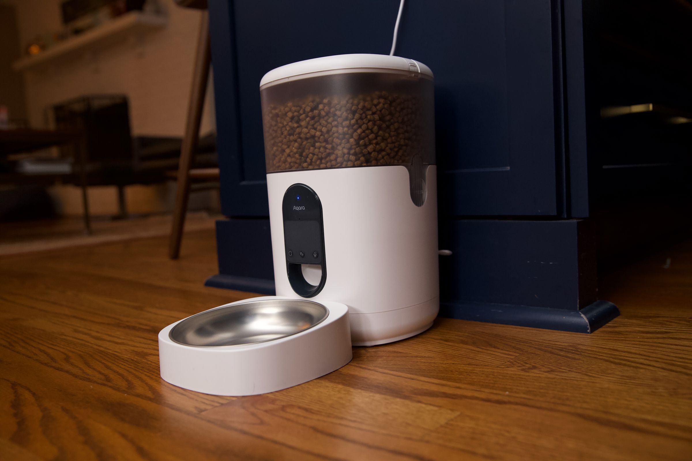 The Aqara pet feeder is designed for small to medium-sized pets and holds around 3.7 pounds of food.