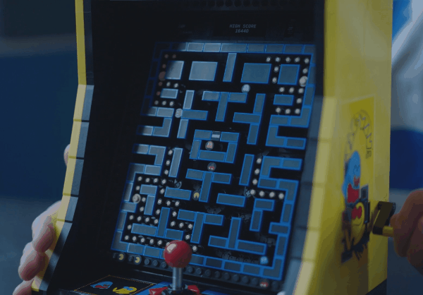 Chegou a vez de Pac-Man ganhar o seu kit em LEGO, inspirado no seu arcade original