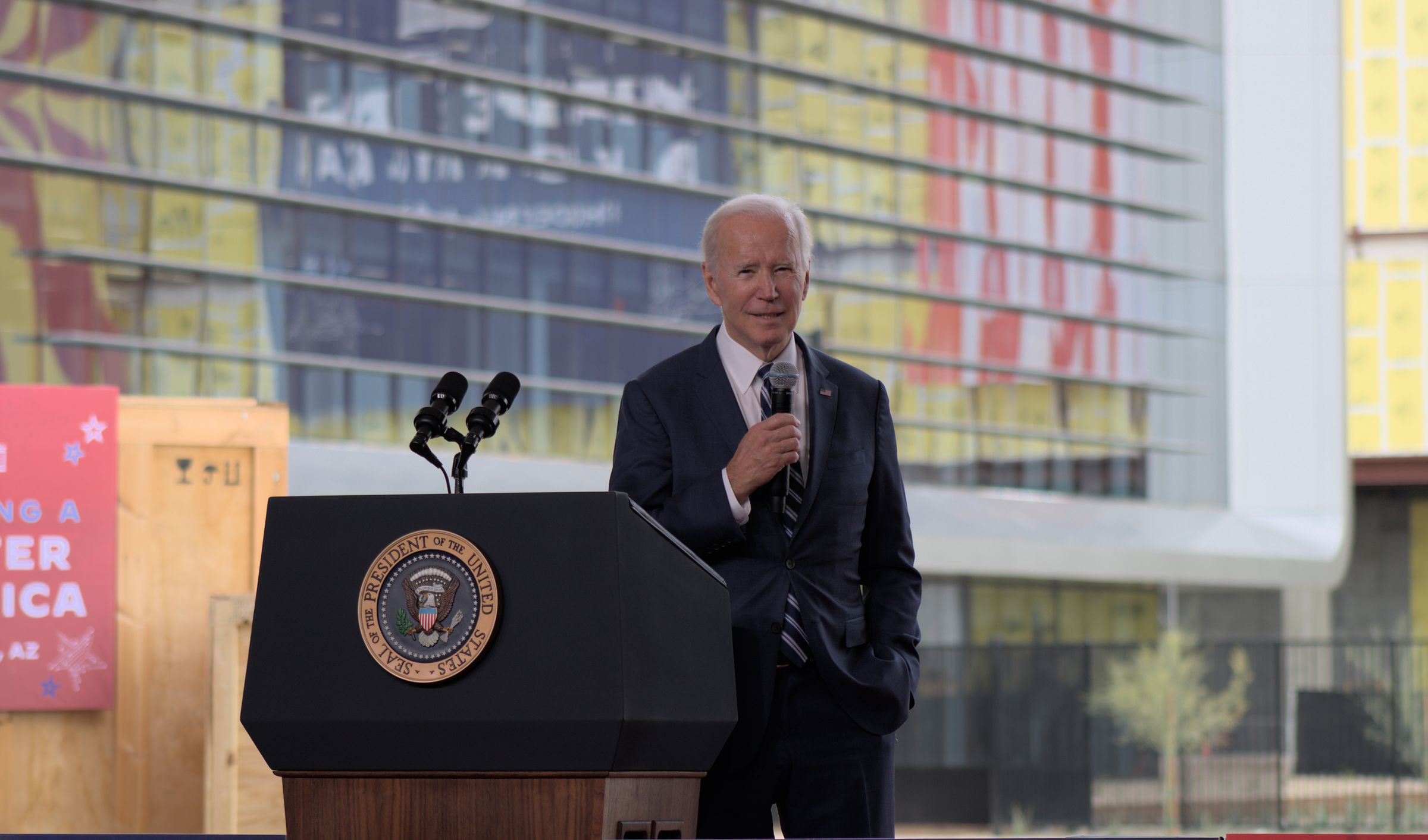 Biden è venuto a Phoenix per pubblicizzare la produzione statunitense e il CHIPS and Science Act.