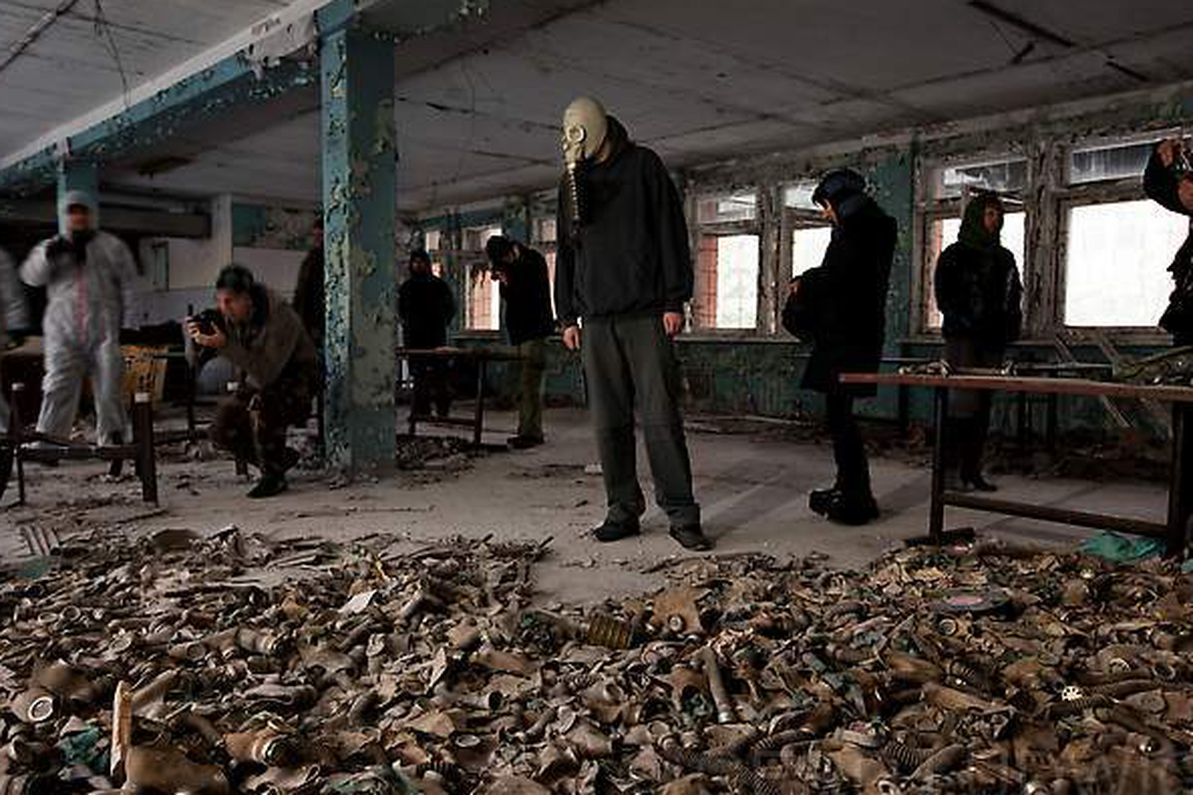 Припять сколько погибло. Зона отчуждения Чернобыльской АЭС противогазы. Город Припять сейчас живут люди. Жители города Припять 2020.