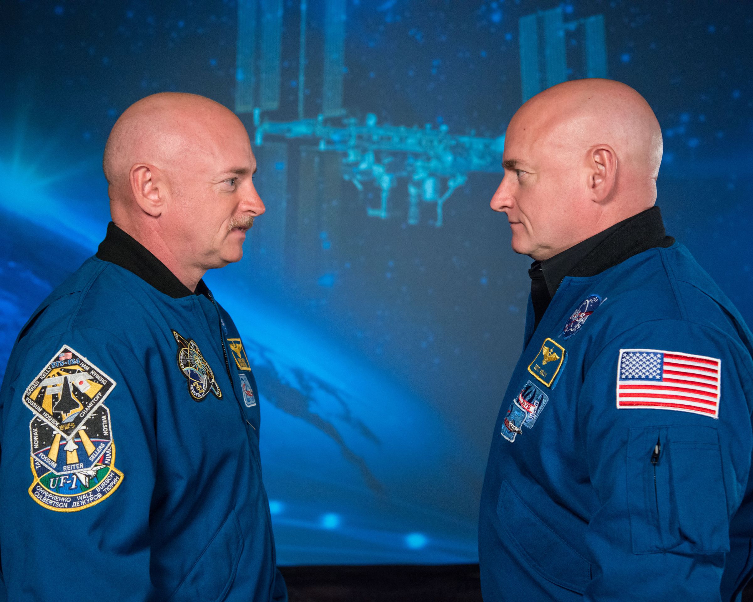 Mark (L) and Scott (R) Kelly, posing for NASA’s Twin Study.