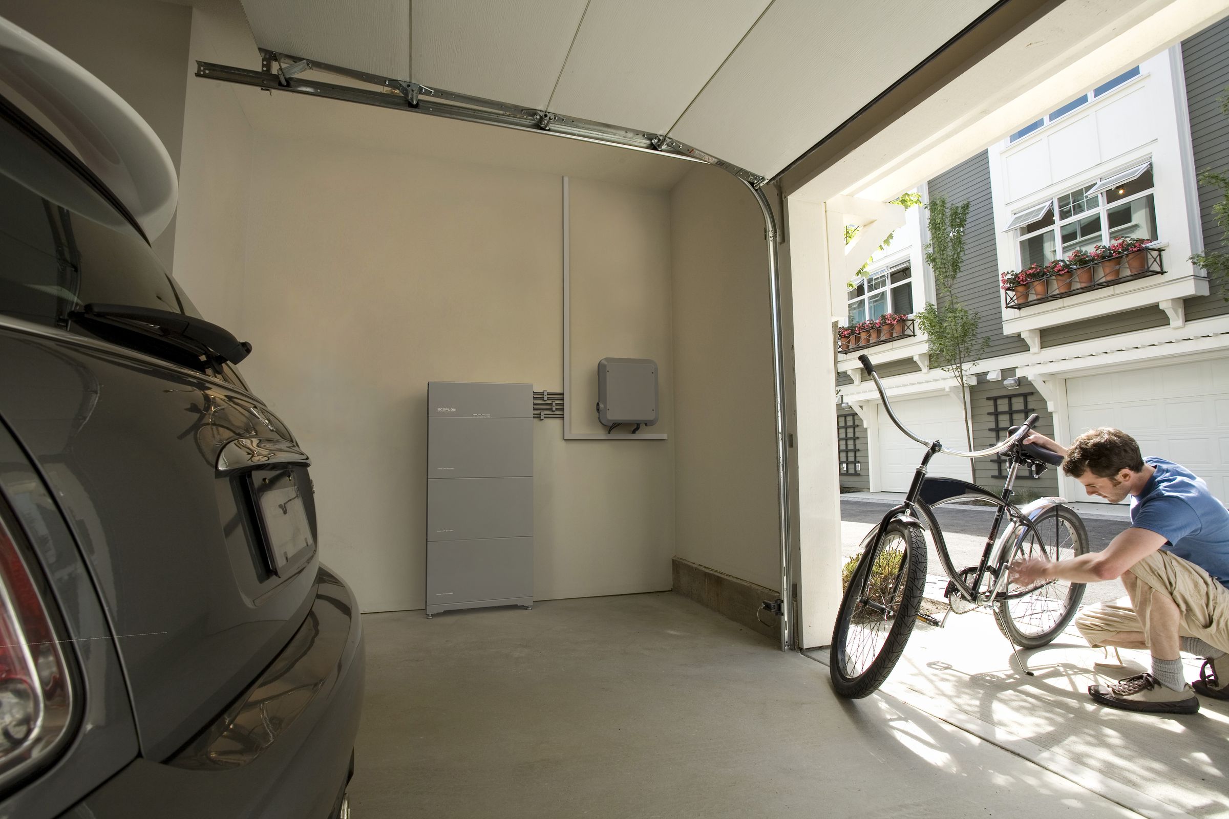 A PowerOcean DC Fit battery solution is retrofitted into an existing solar system in this garage.