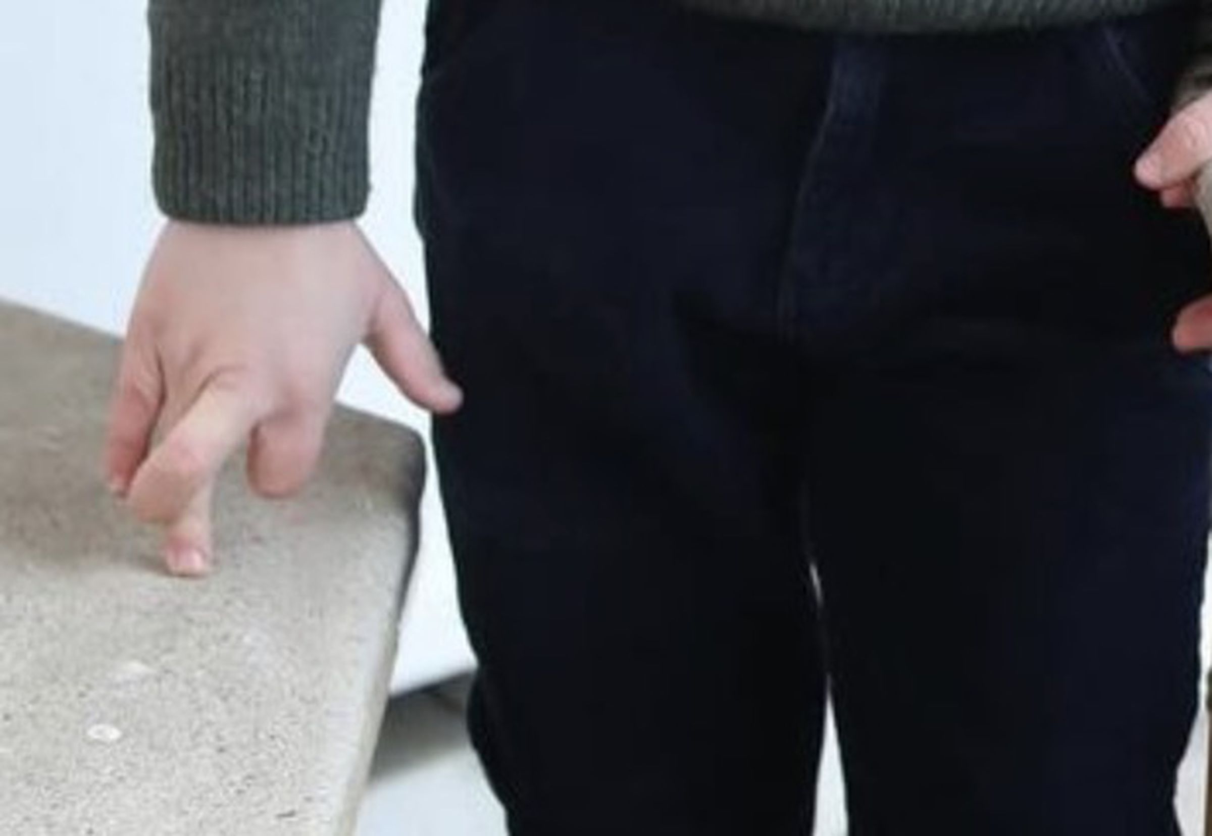 An image of Prince Louis’s hand. He’s crossed his fingers—a common indication that someone is lying.