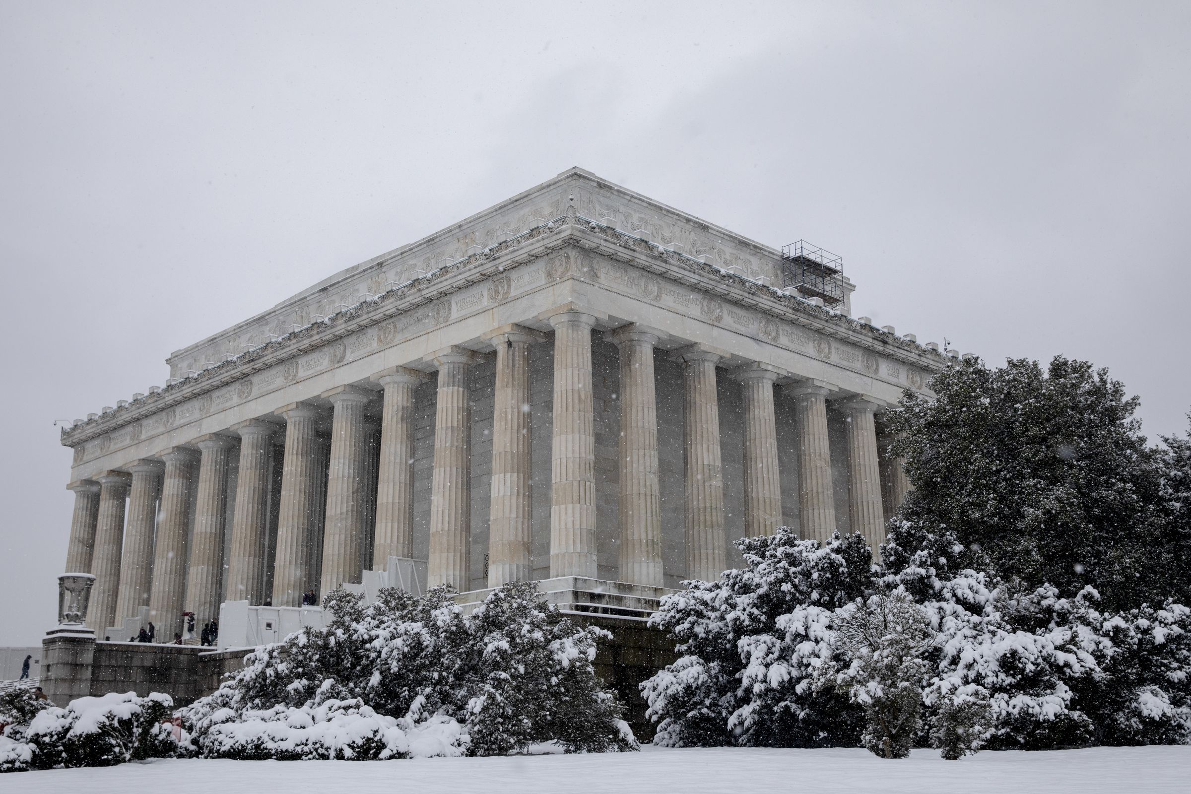 Heavy Snow Blankets Washington DC