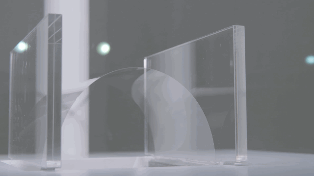 A demo machine bends Schott’s earlier, slightly less flexible glass.