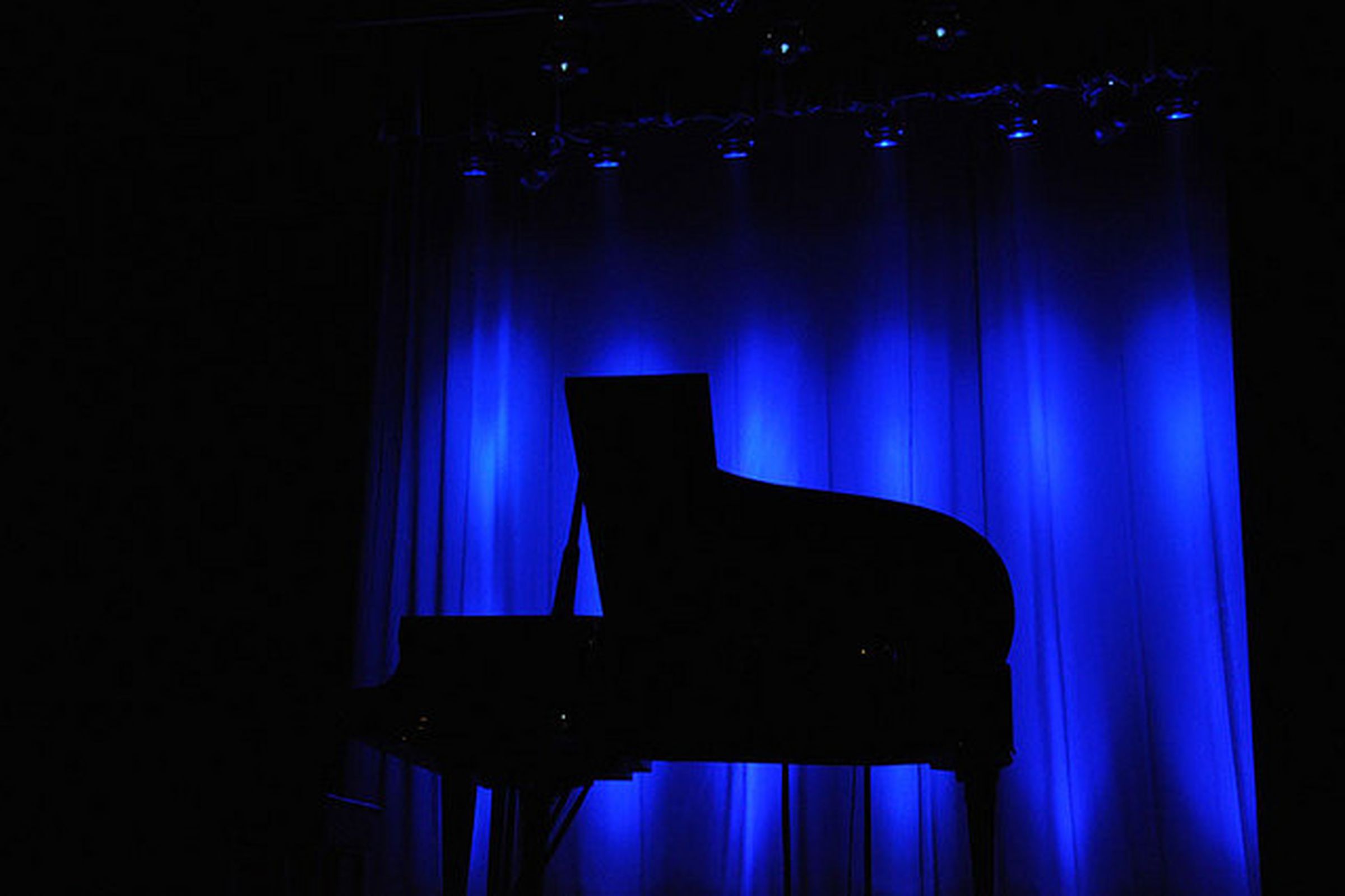 piano in the dark flickr me5otron
