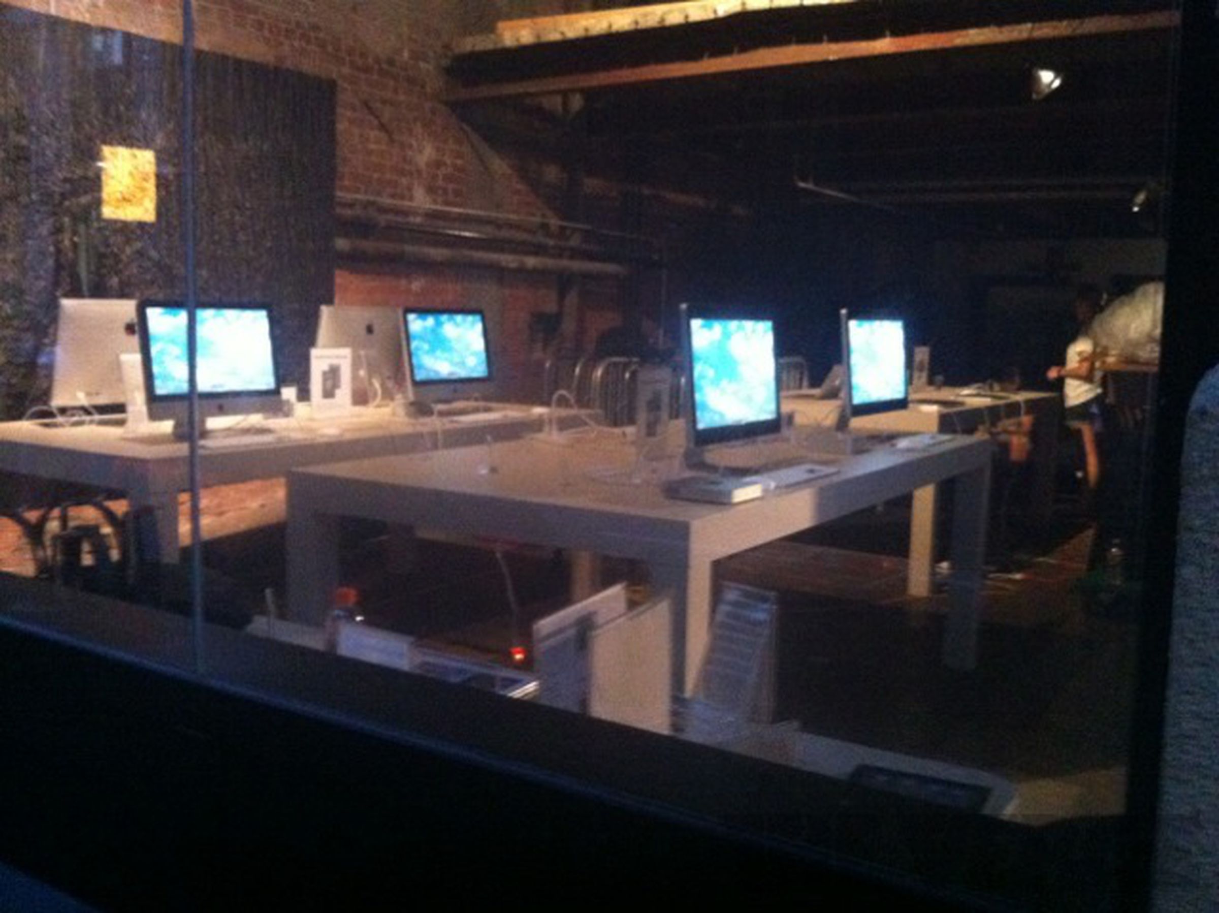 Samsung's latest anti-Apple commercial set pictures