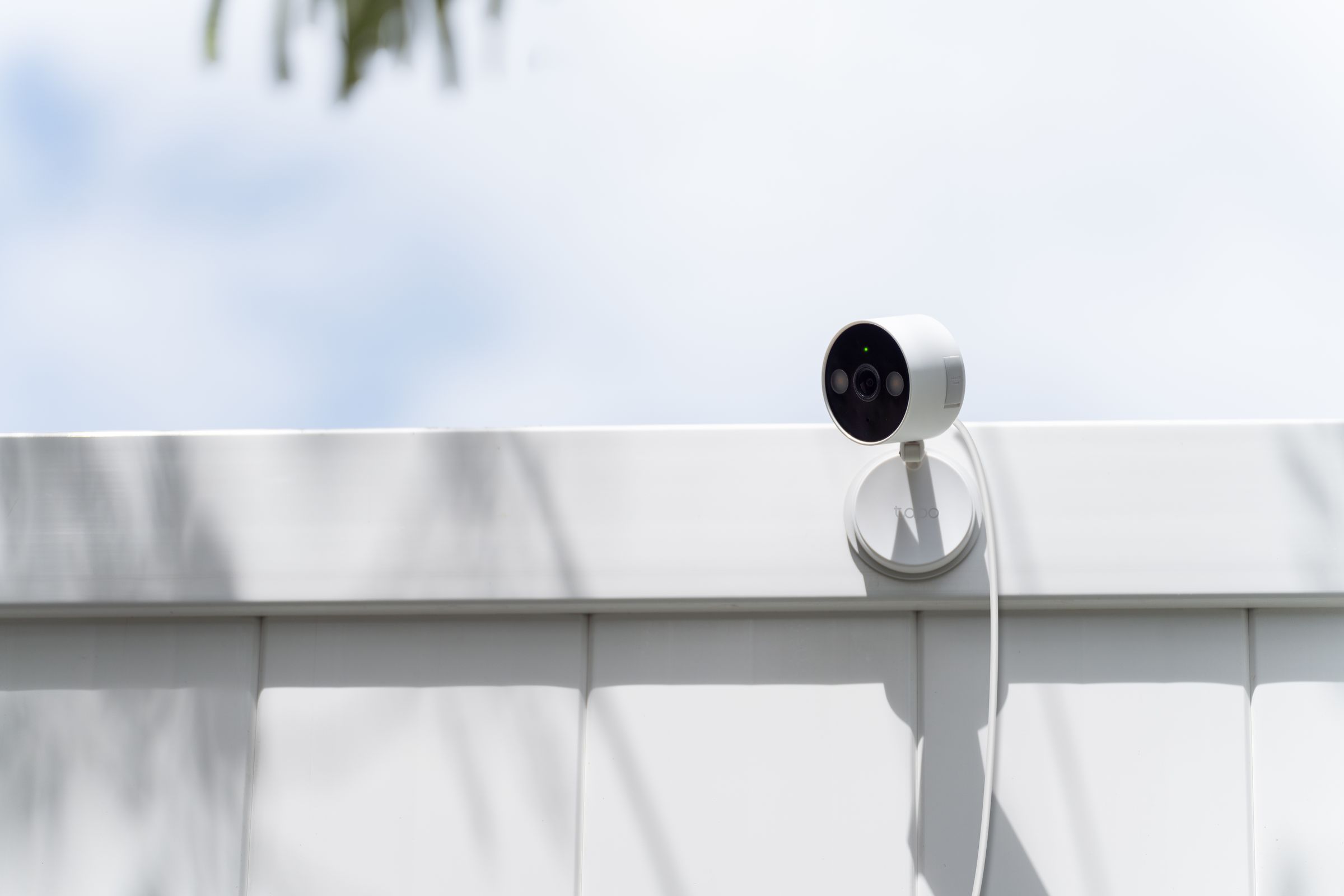 The new indoor / outdoor security camera from TP-Link’s Tapo packs a lot into a small package. 