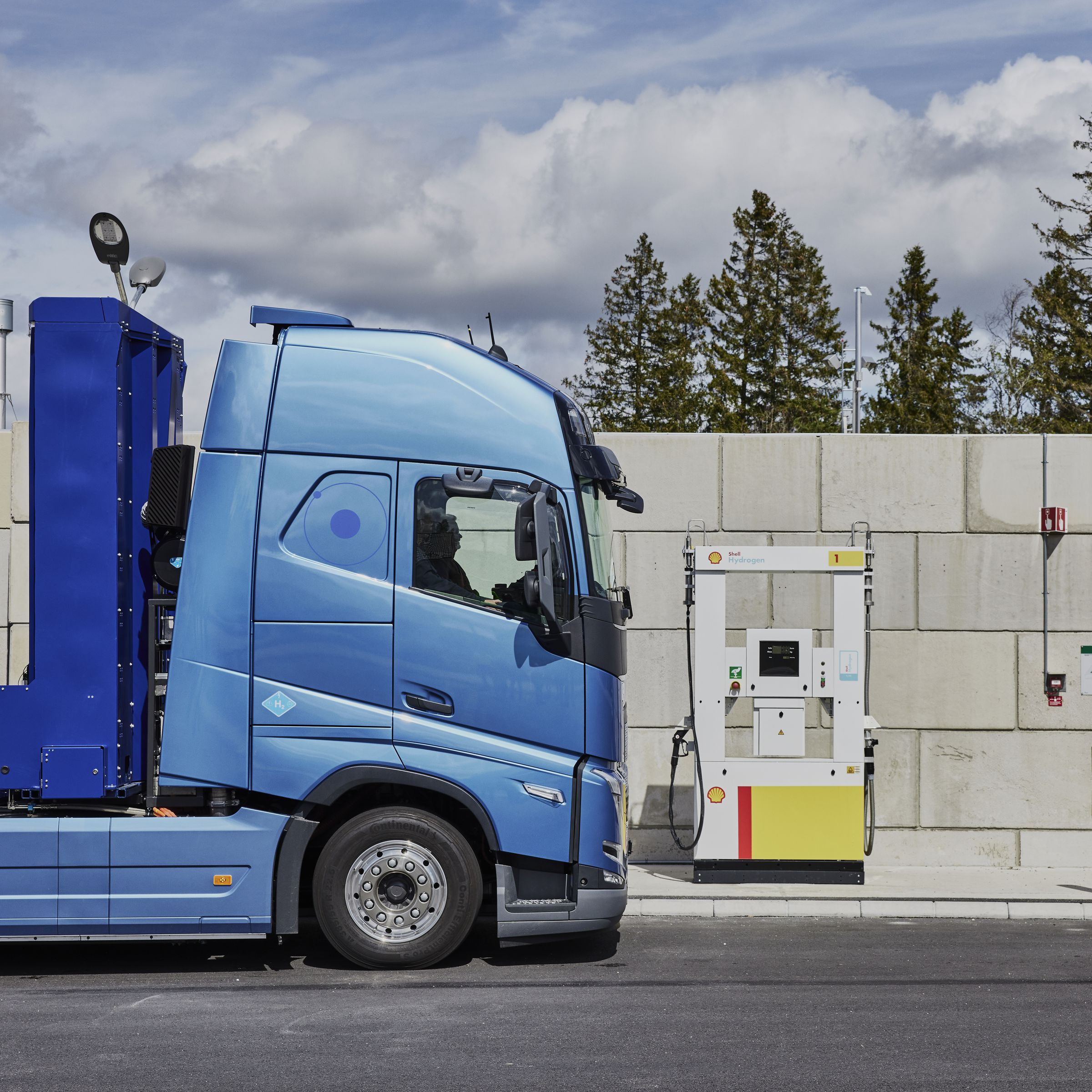The Volvo FH Fuel Cell Electric semi at a hydrogen fuel station.