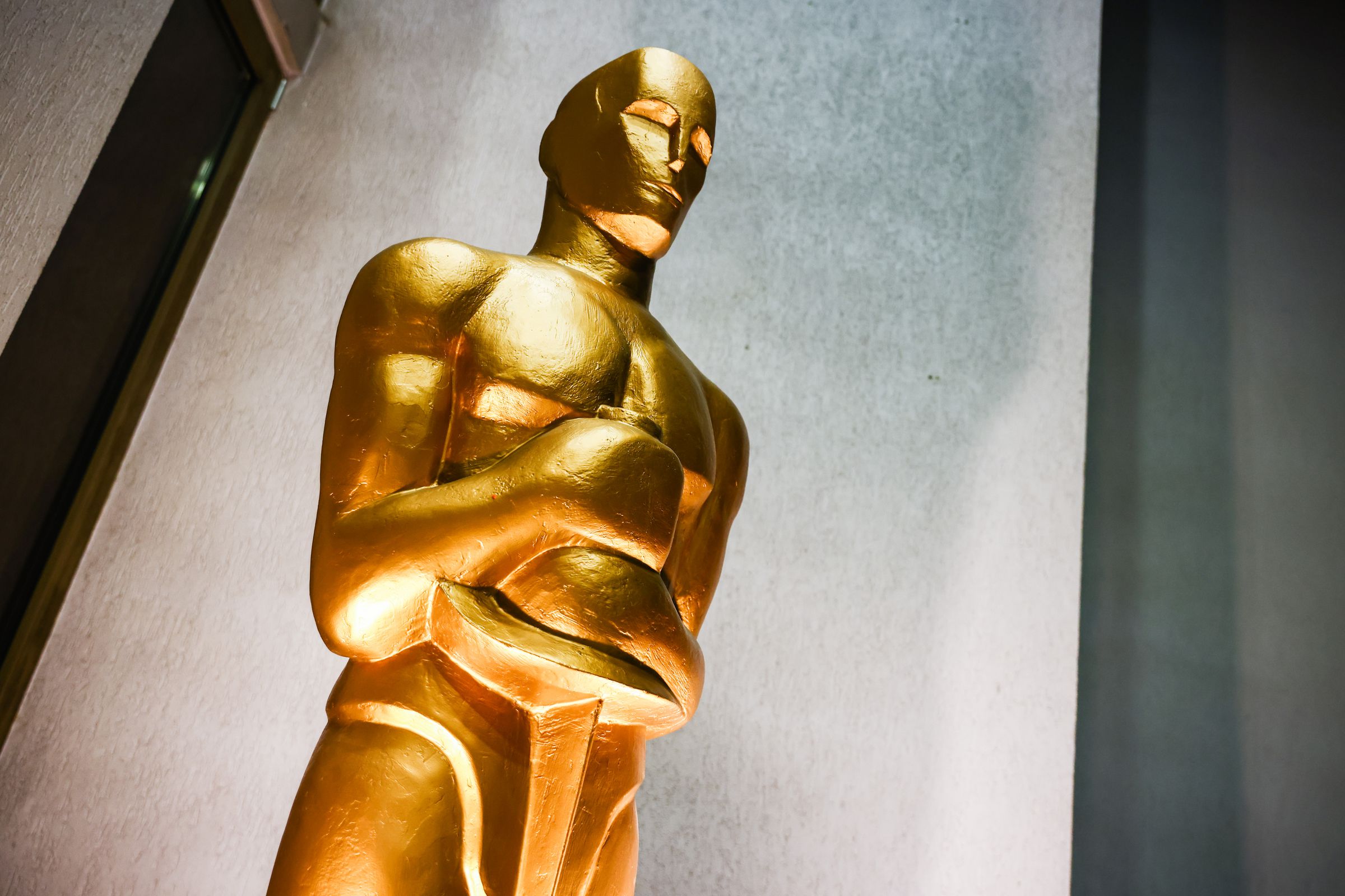 An image showing an Oscar award statue 