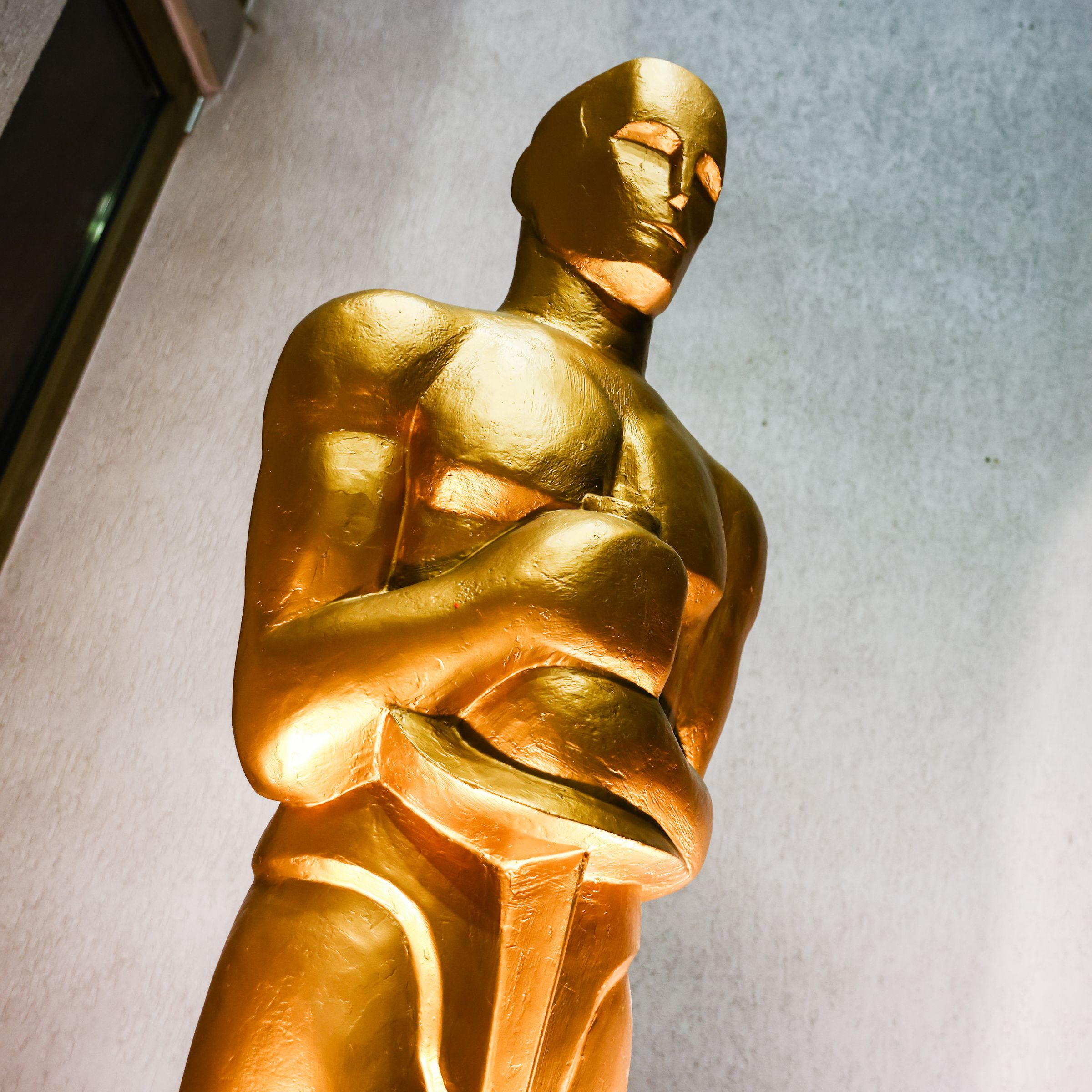 An image showing an Oscar award statue 