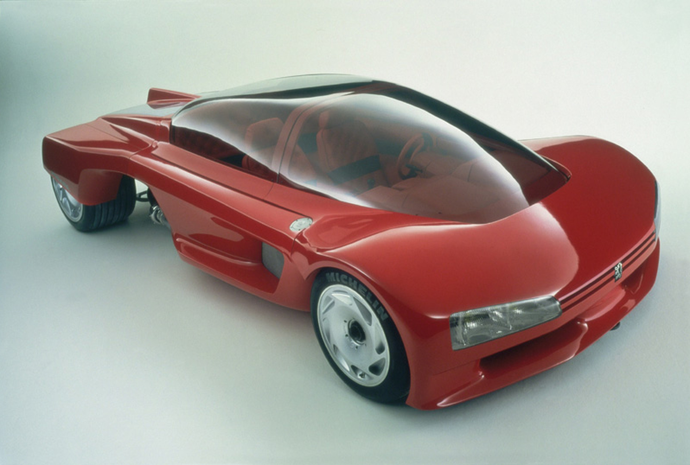 Previous Peugeot concepts, such as the Proxima (1986), aspired to a more space age future. 