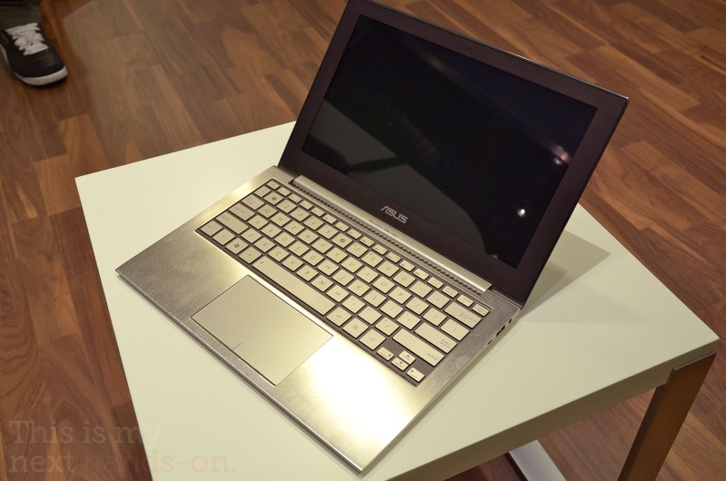 ASUS UX21 ultrabook hands-on, plus 13.3-inch UX31 confirmation 