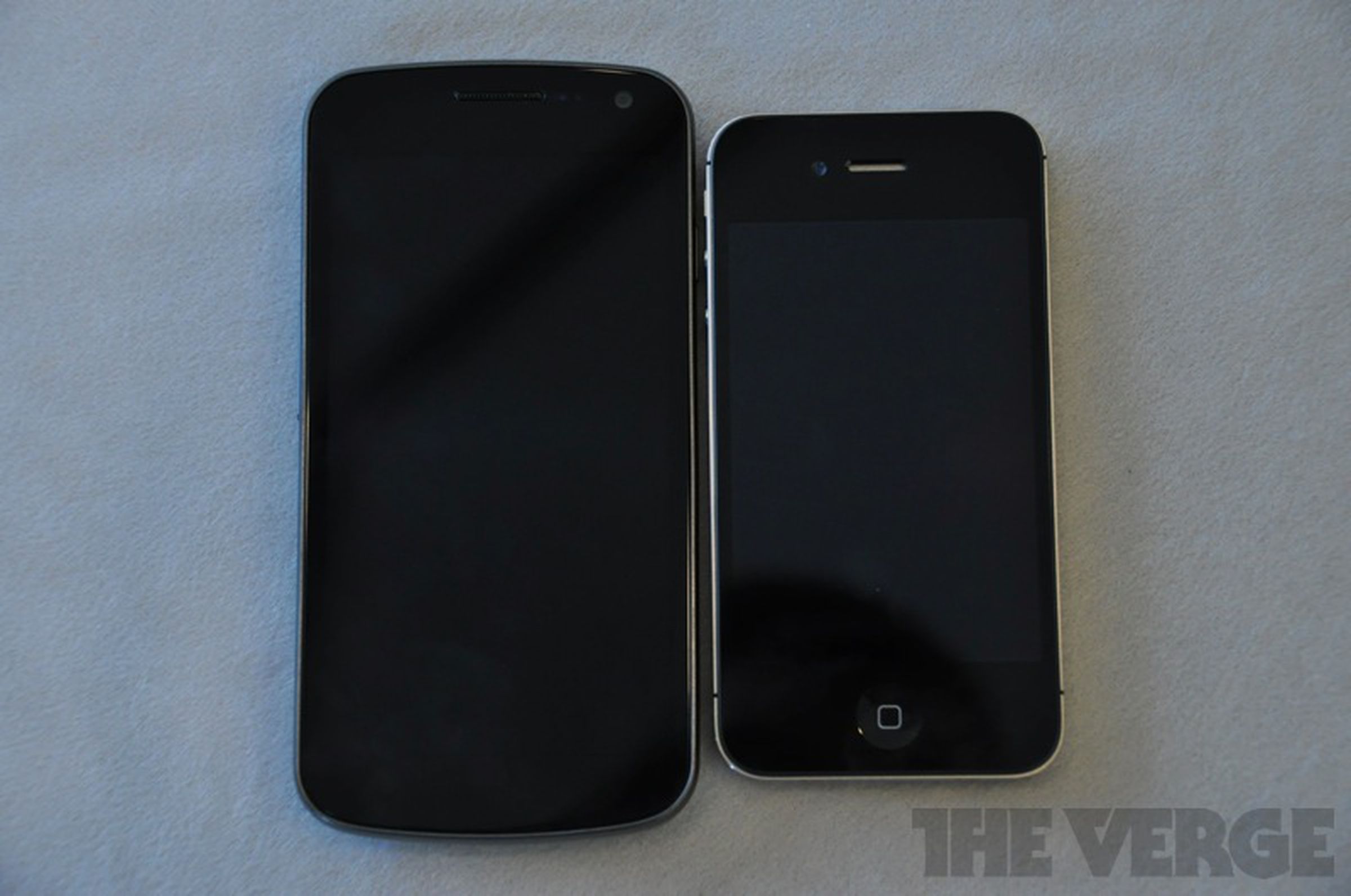 Samsung Galaxy Nexus vs iPhone 4S comparison photos