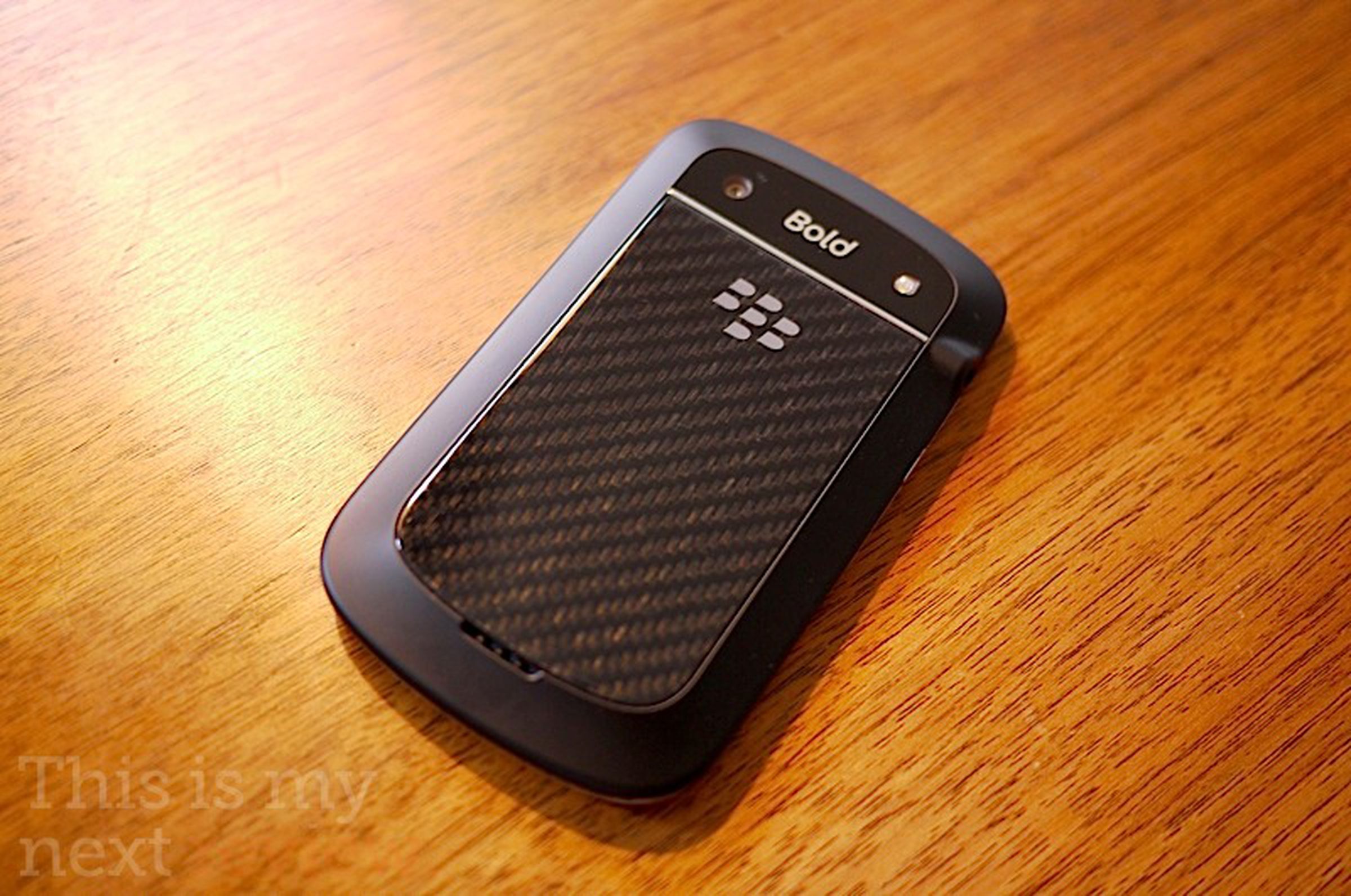 BlackBerry Bold 9930 review pictures