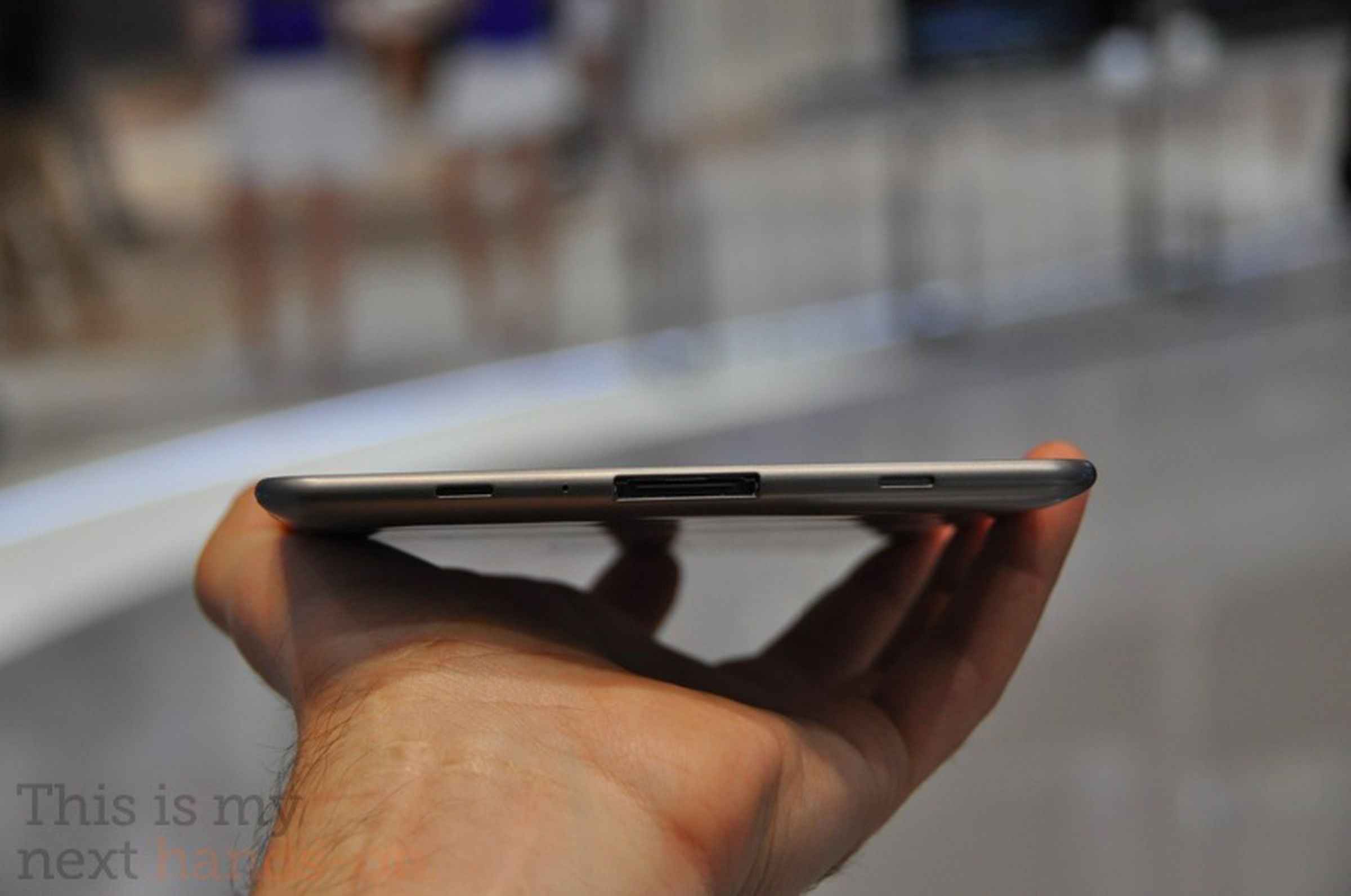 Samsung Galaxy Tab 7.7 hands-on photos