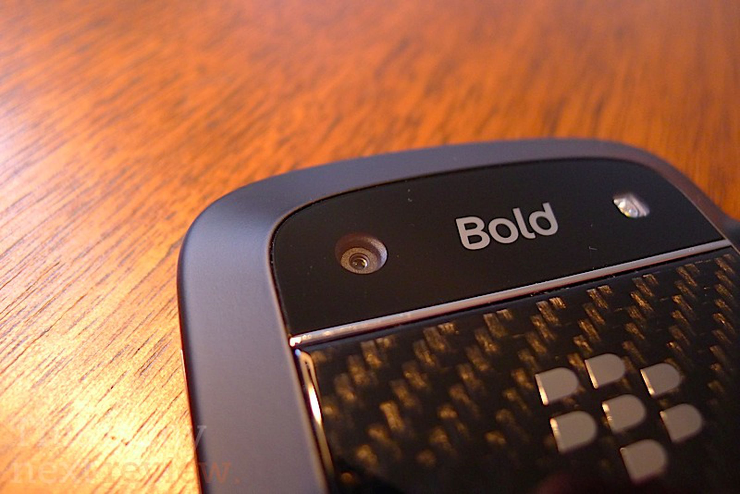 BlackBerry Bold 9930 review pictures