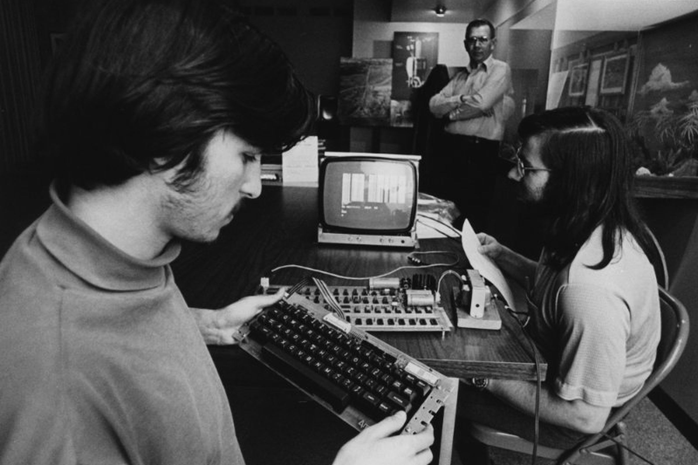 Первая компьютерная игра вышла. Стив Джобс и Стив Возняк Apple 1. Стив Джобс и Стив Возняк 1976. Стив Возняк и Стив Джобс в молодости. Стив Джобс 1976 Apple 1.