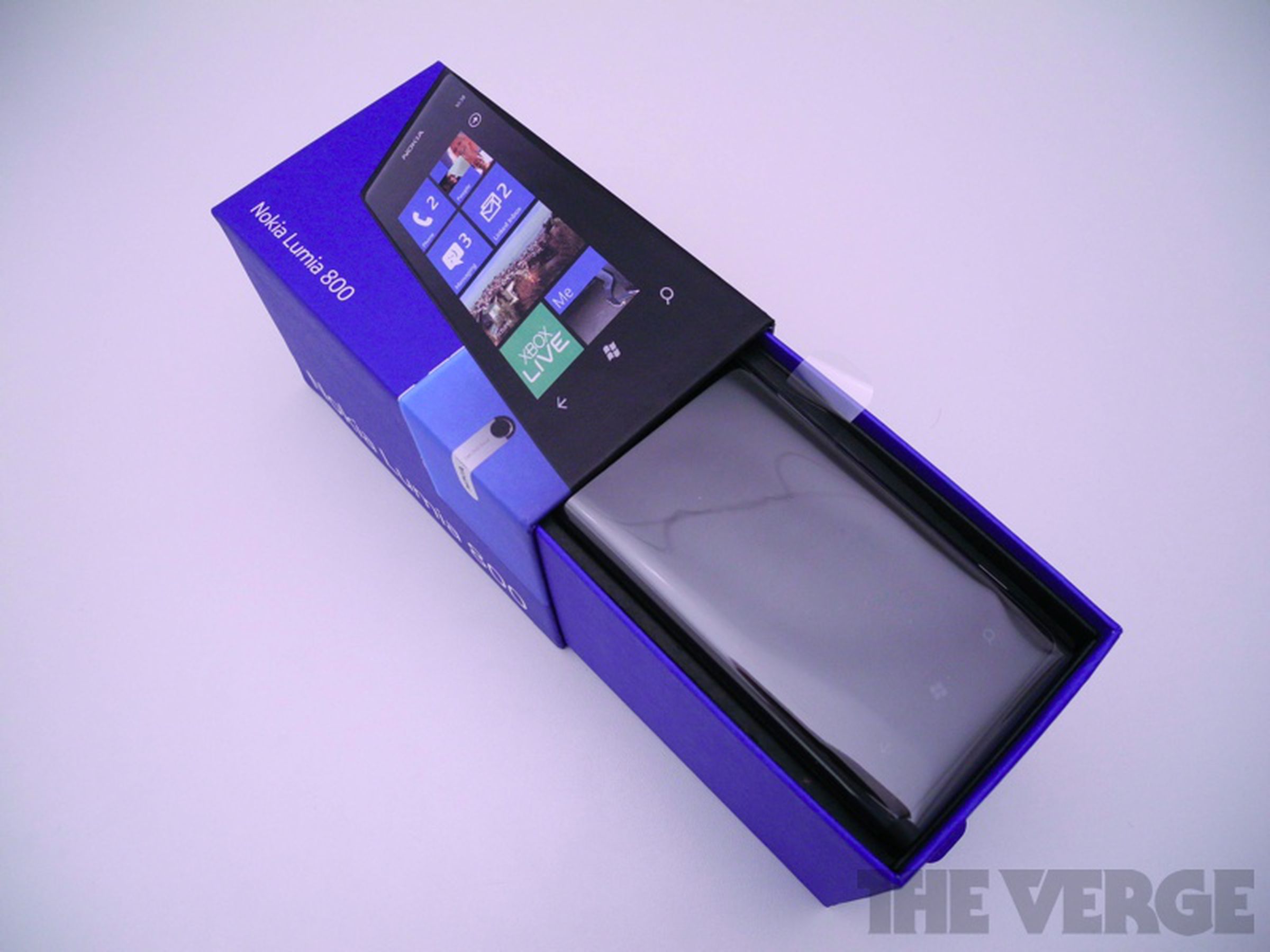 Nokia Lumia 800 retail box photos