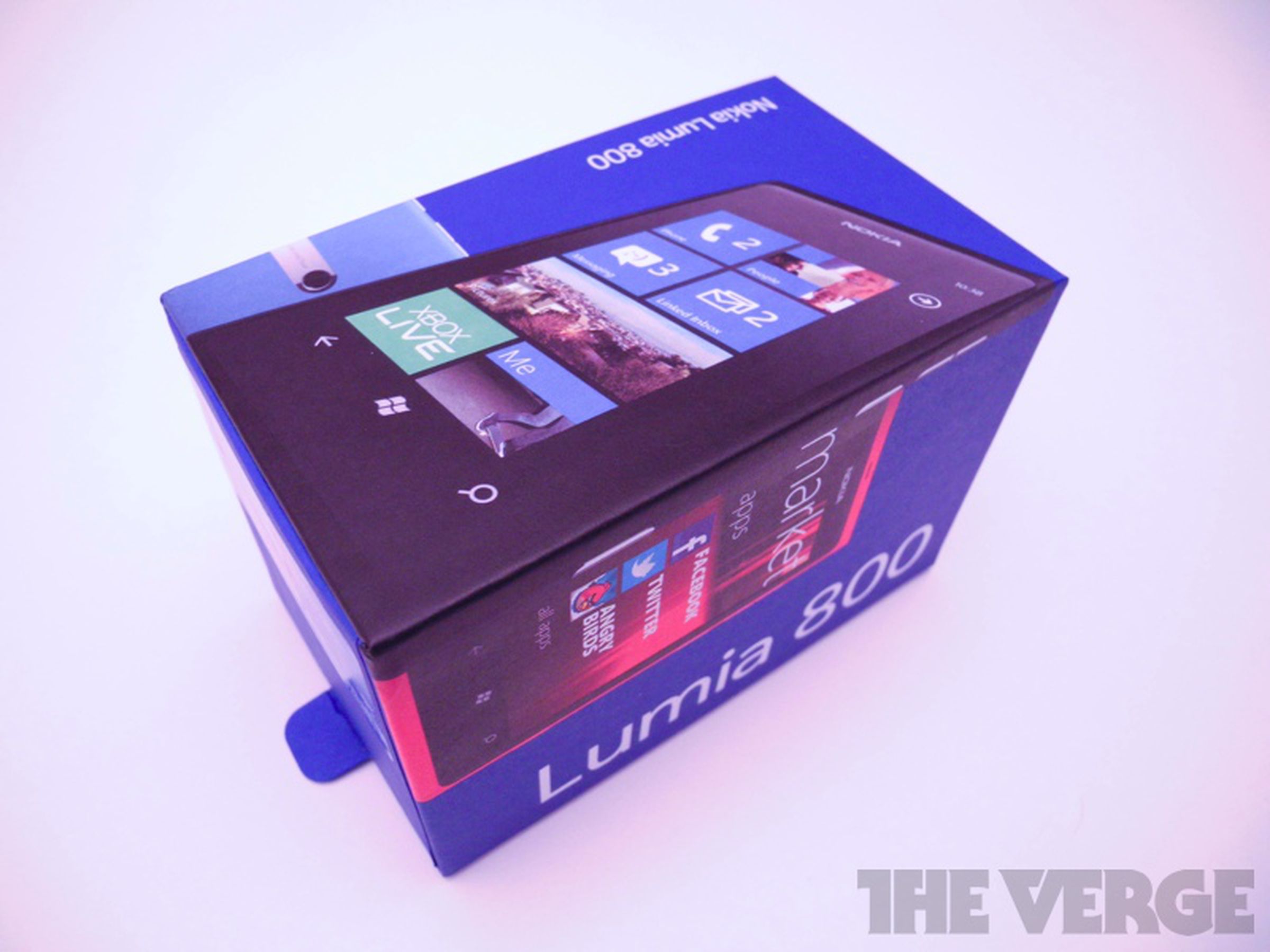 Nokia Lumia 800 retail box photos