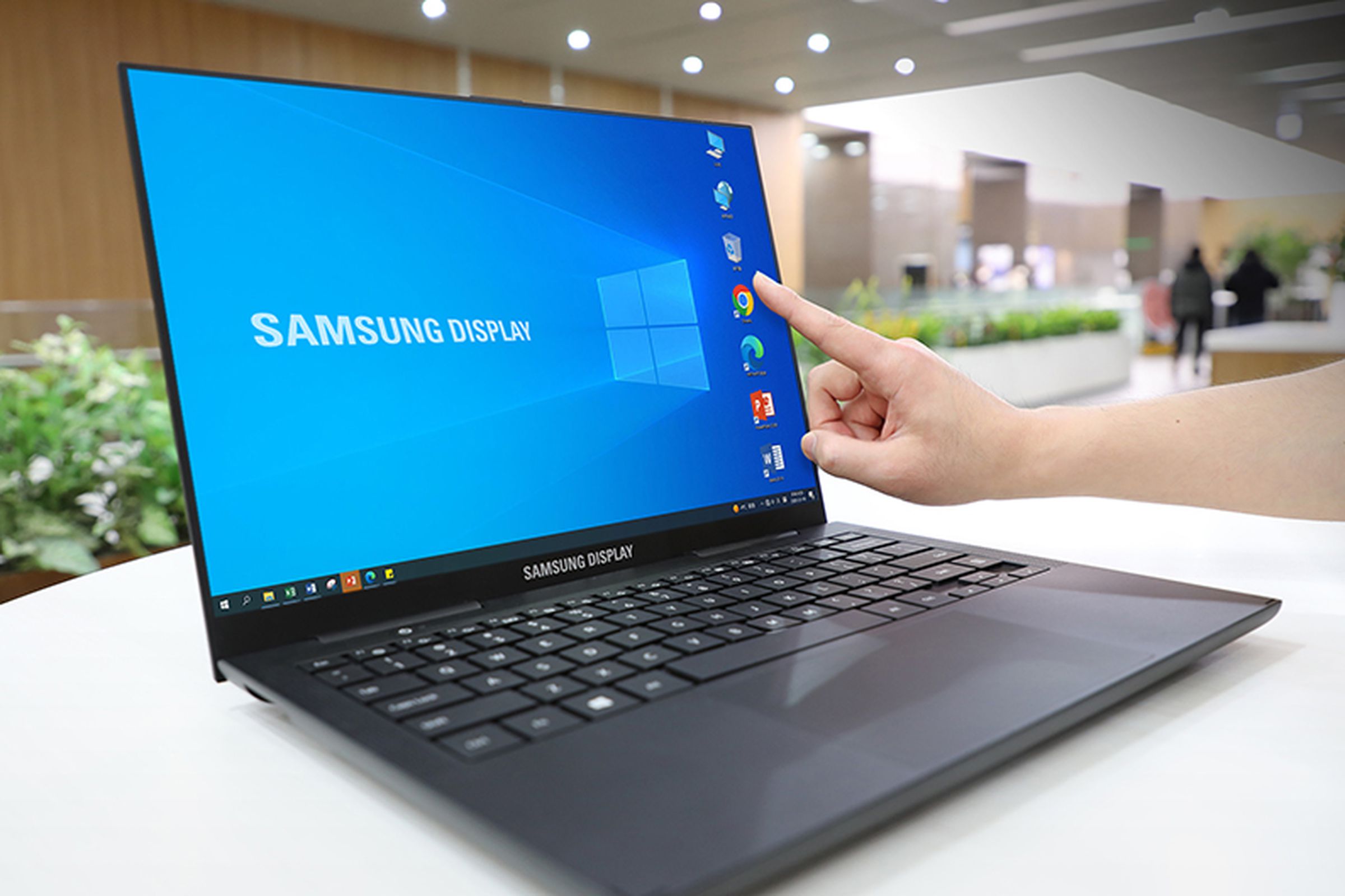 An image showing an OLED Samsung display on a notebook with touchscreen capabilities 