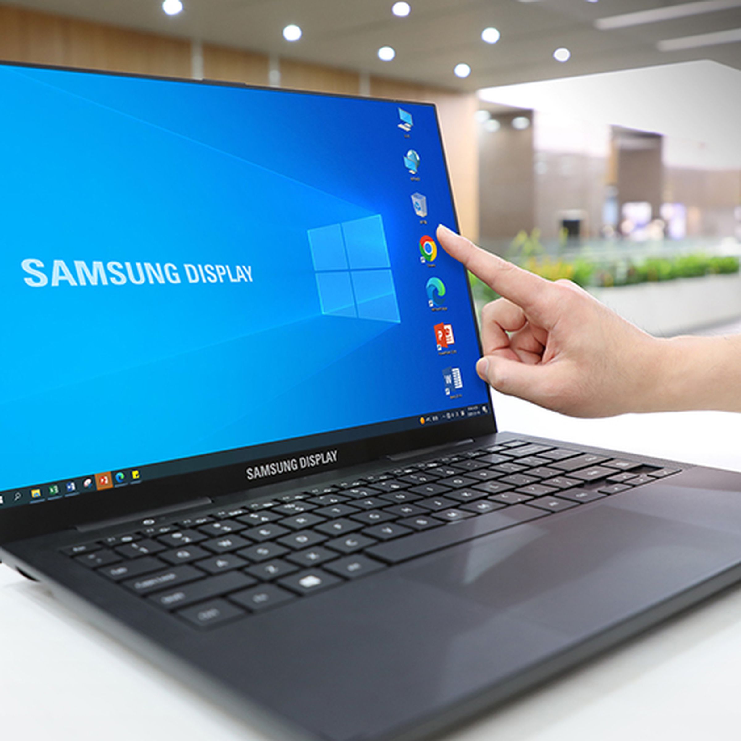 An image showing an OLED Samsung display on a notebook with touchscreen capabilities 