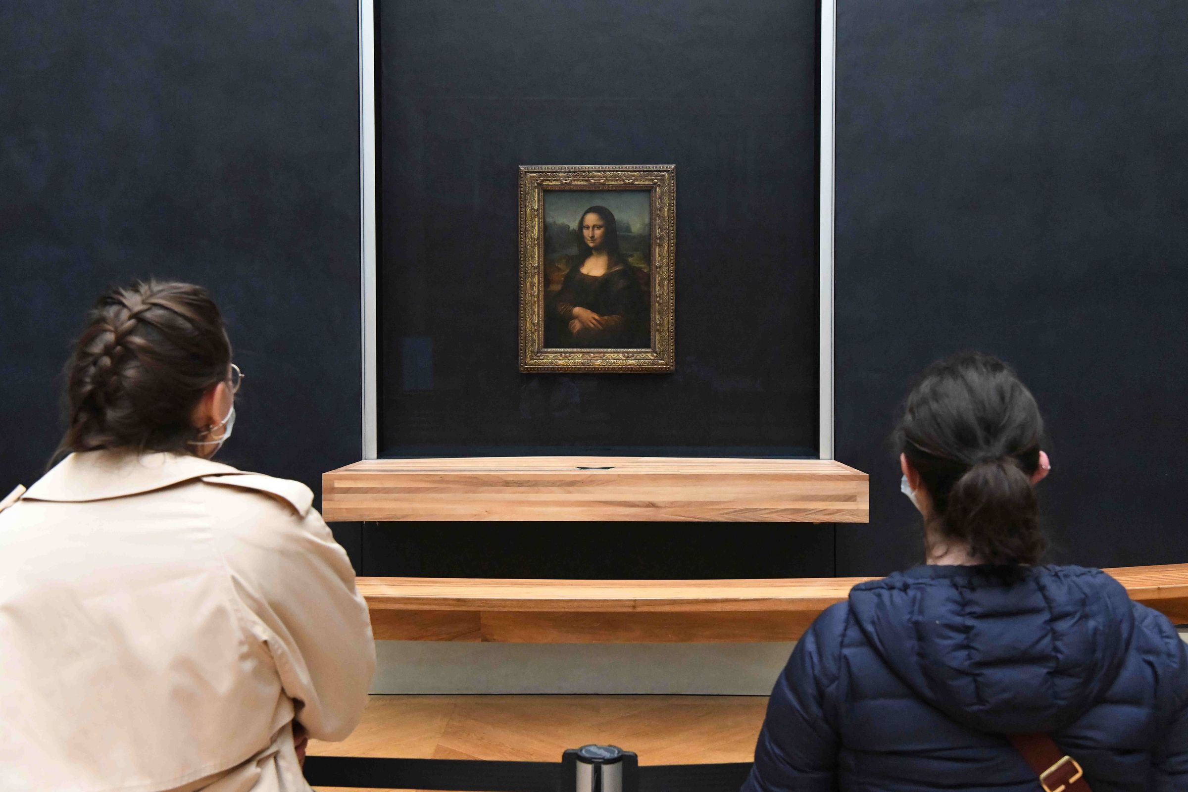 Two people viewing the Mona Lisa