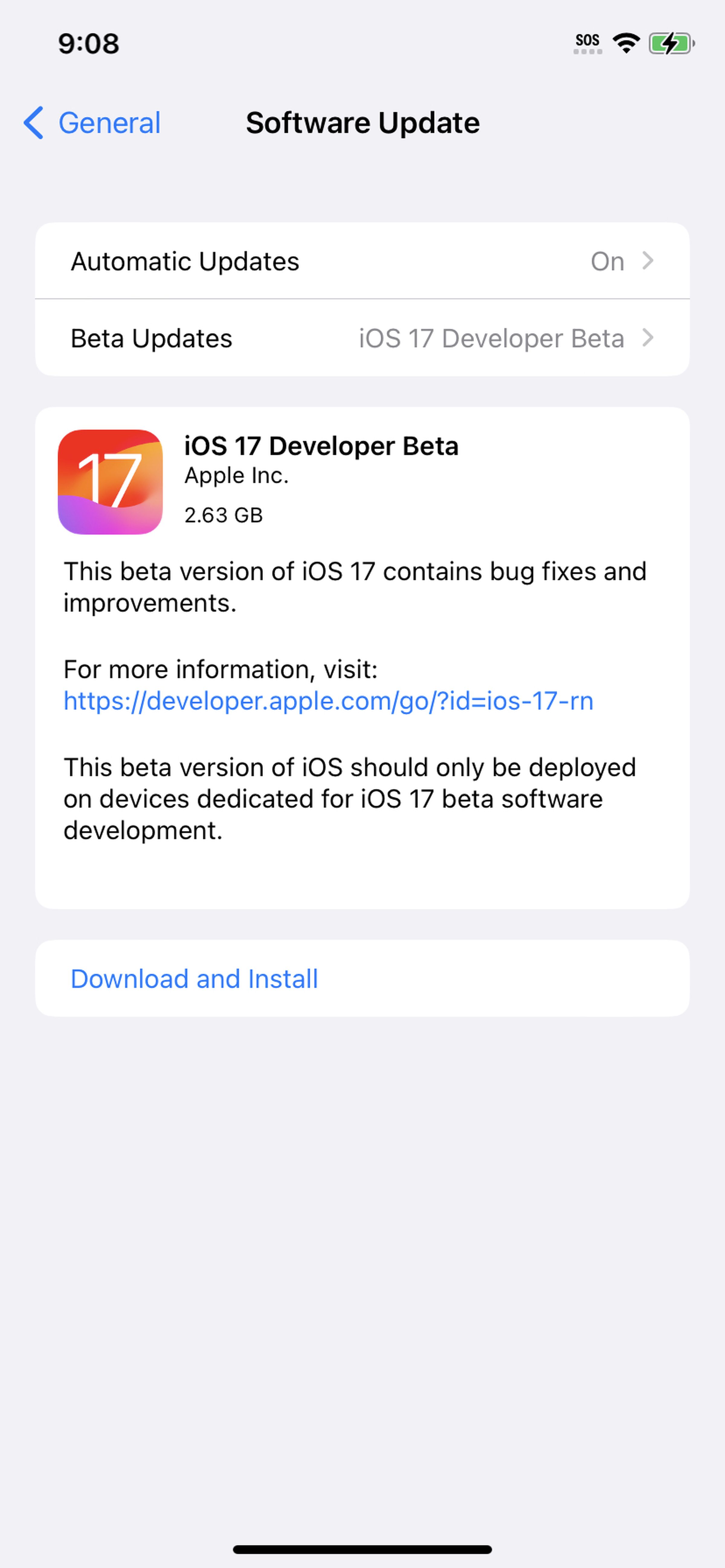 Página de atualização de software no iPone com iOS 17 Developer Beta aparecendo na página como pronto para download.