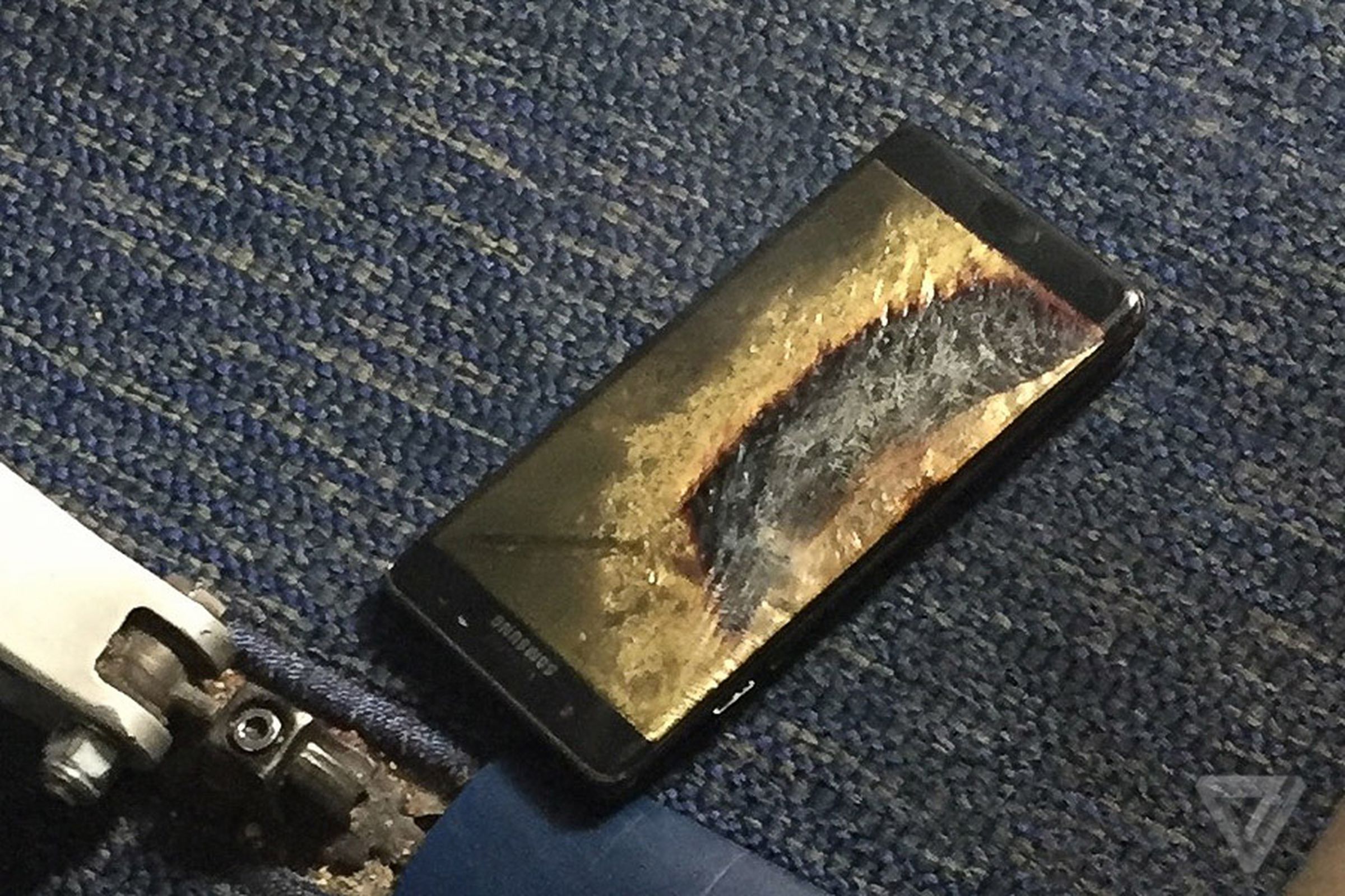 Почему загорелся самсунг. Galaxy Note 7 взрывается. Самсунг ноут 7 взорвался. Samsung Galaxy Note 7 горит. Galaxy Note 7 взрывается в самолете.