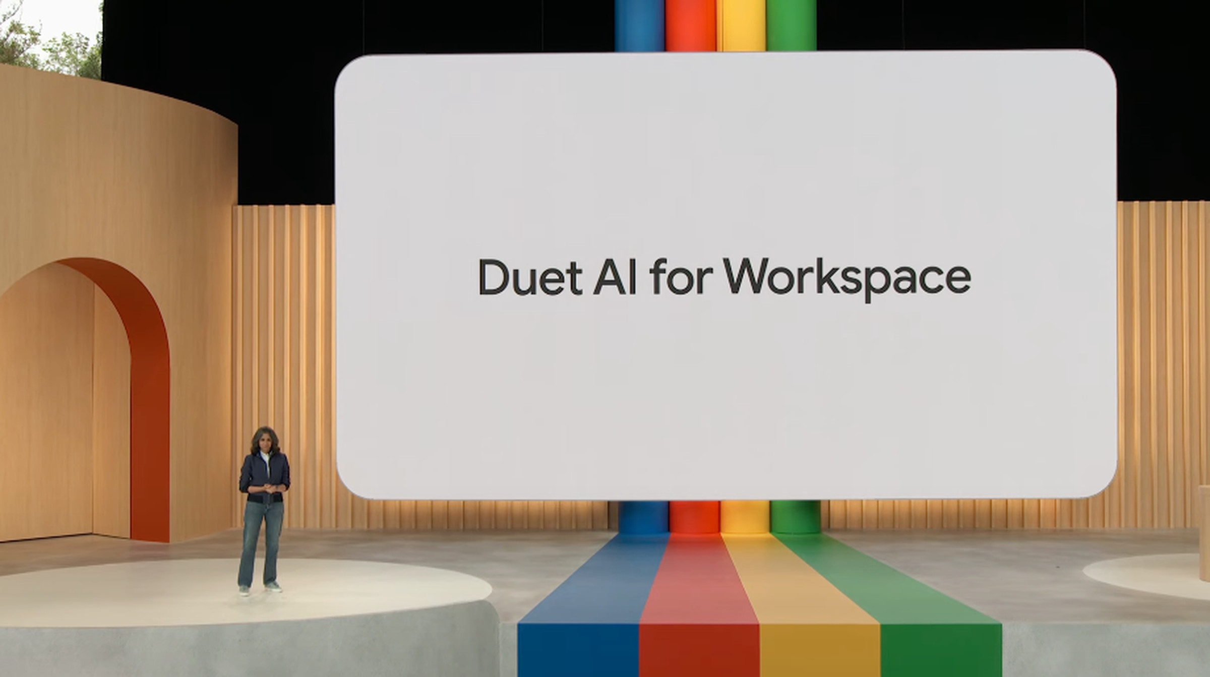 Una fotografia di una diapositiva di presentazione che recita "Duet AI for Workspace".