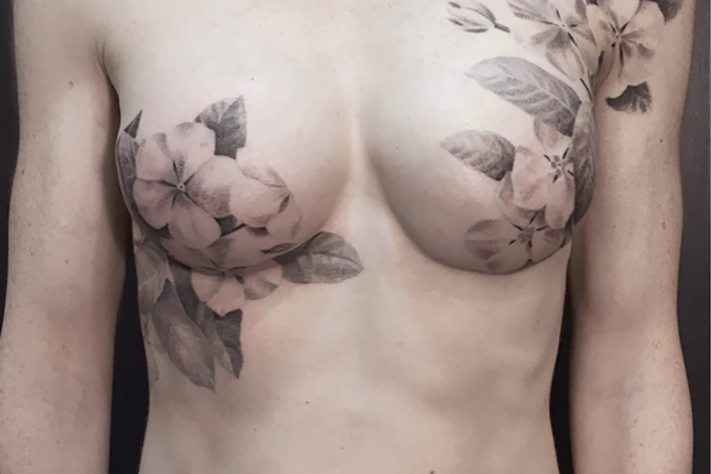 татуировки для груди у женщин фото 23