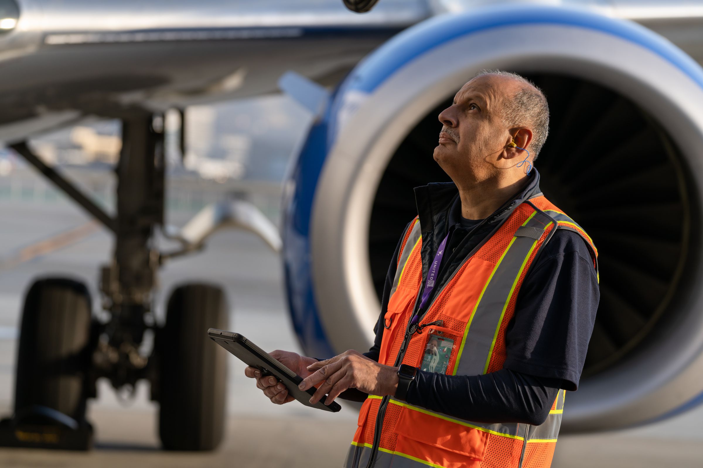 United lead line technician Mansur Zia observes the exterior of the plane and uses the iPad to create service tickets and perform a digital maintenance release sign-off.