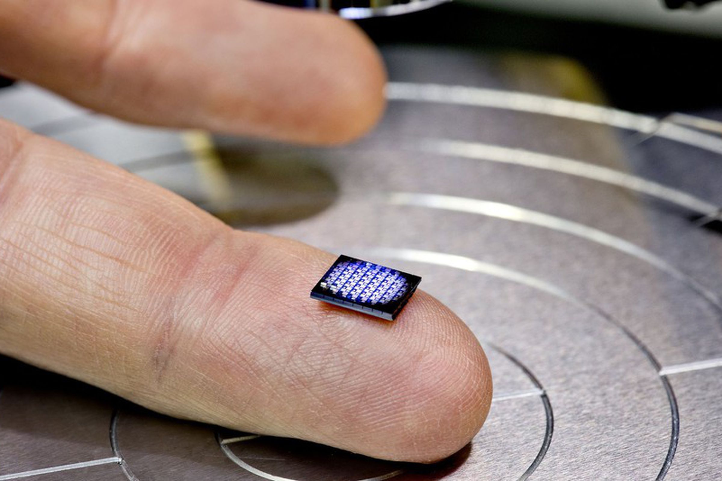 Нанотехнологии в мире. Самый маленький компьютер в мире от IBM (1 Х 1 мм). Самый маленький компьютер в мире от IBM. Нано чипы IBM. Очень маленький компьютер.