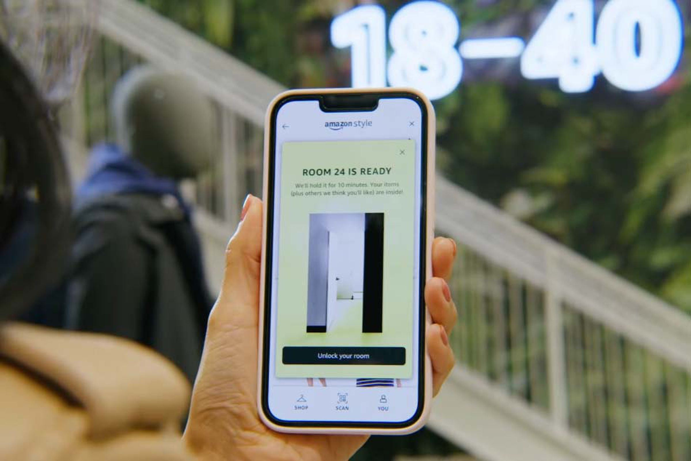 A video shows Amazon’s app alerting a customer when their fitting room is ready.