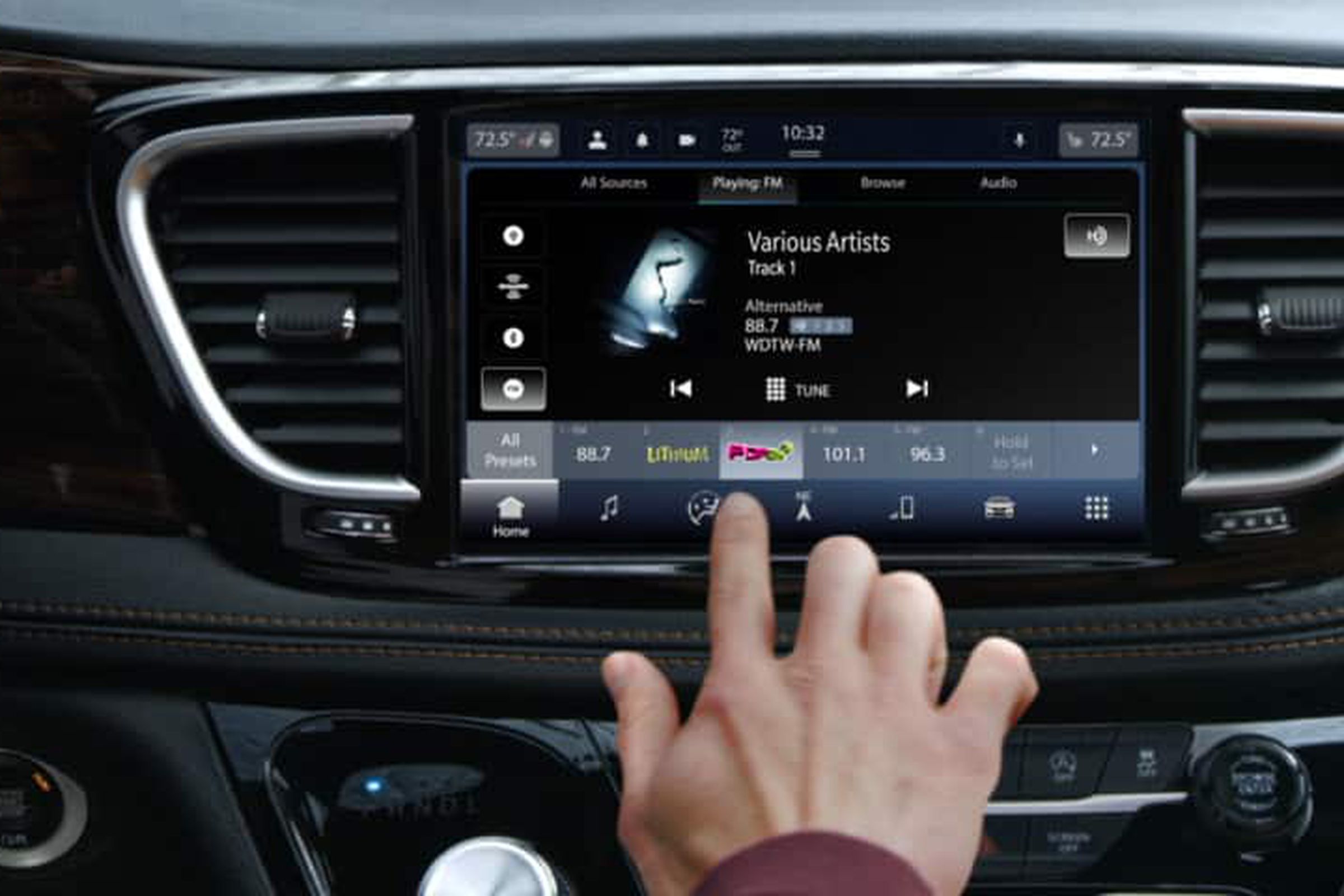 The radio in the 2022 Chrysler Pacifica, which includes Bluetooth.